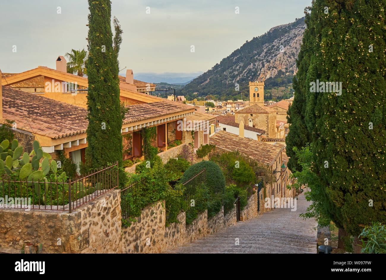 Blick auf die Carrer del Calvari mit typischen alten Häusern und Stadt Pollença, altes Dorf auf der Insel Palma de Mallorca, Spanien Stockfoto