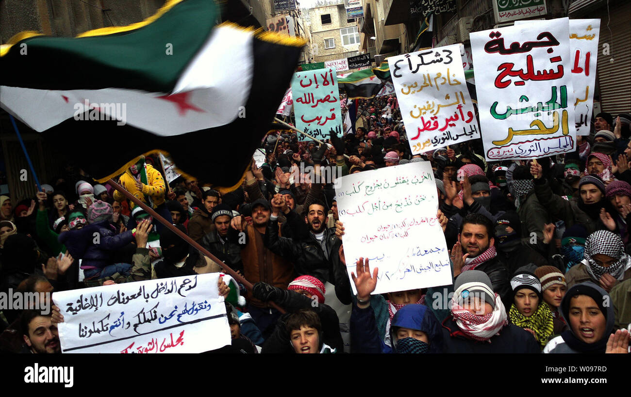 Syrer Proteste gegen Syriens Präsident Bashar al-Assad, der in der Nähe von Damaskus Yabroud März 2, 2012. Mehr als 7.600 Menschen haben sich in Gewalt in Syrien getötet worden, da die Proteste gegen die Regierung im März 2011 ausbrach, entsprechend der Syrischen Beobachtungsstelle für Menschenrechte. UPI.. Stockfoto