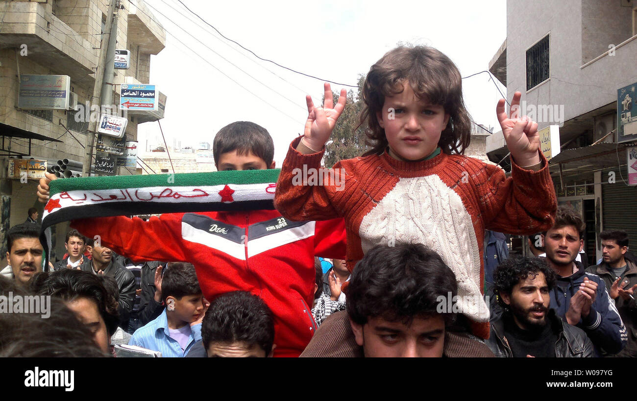 Die Demonstranten versammeln sich während eines Protestes gegen Syriens Präsident Baschar al-Assad in Kafer Nabel in der Nähe von Adlib April 1, 2012. Die Türkei ist Gastgeber für eine Konferenz der Freunde von Syrien, eine Gruppe von Ländern, die eine internationale Vereinbarung zum Ende der Gewalt in Syrien suchen. Nach UN-Schätzungen, das Jahr - langer Ansturm des syrischen Regimes hat bislang mehr als 8000 Menschen im Land getötet. UPI. Stockfoto