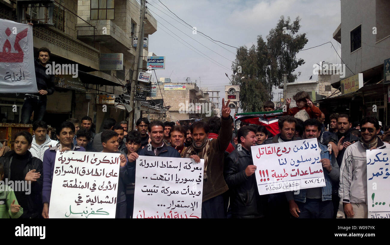 Die Demonstranten versammeln sich während eines Protestes gegen Syriens Präsident Baschar al-Assad in Kafer Nabel in der Nähe von Adlib April 1, 2012. Die Türkei ist Gastgeber für eine Konferenz der Freunde von Syrien, eine Gruppe von Ländern, die eine internationale Vereinbarung zum Ende der Gewalt in Syrien suchen. Nach UN-Schätzungen, das Jahr - langer Ansturm des syrischen Regimes hat bislang mehr als 8000 Menschen im Land getötet. UPI. Stockfoto