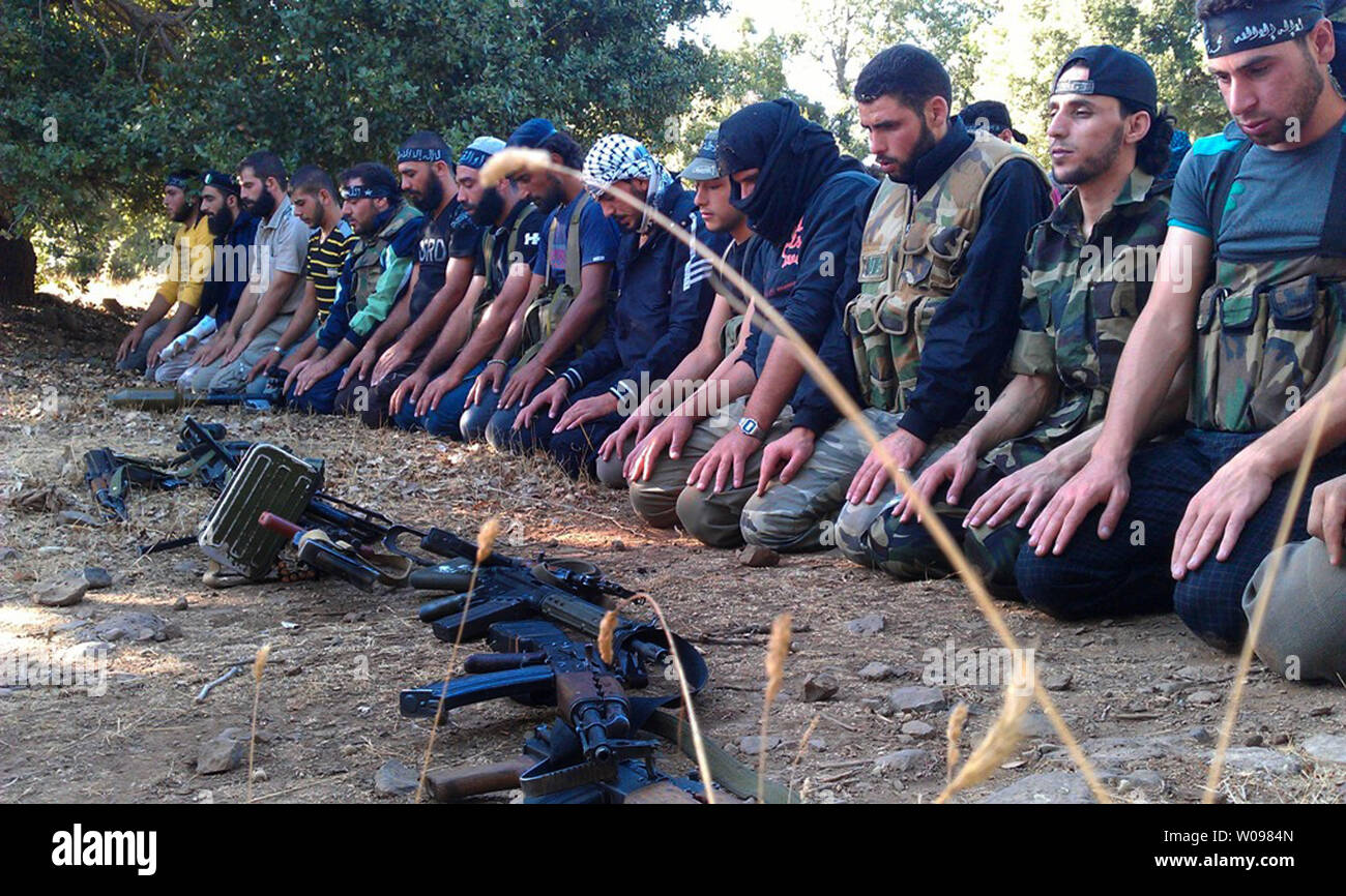 Mitglieder der Freien Syrischen Armee durchführen Gebete in Damaskus im August 13, 2012 den Streitkräften der Regierung eine Reihe von Bereichen, im Norden Syrien Teil der Bemühungen, die vom Regime rebel Festungen zu Zielen beschossen. Truppen verwendet Ebenen mehrere Wohnungen in Aleppo, der Syrischen Beobachtungsstelle für Menschenrechte zu schlagen. UPI Stockfoto