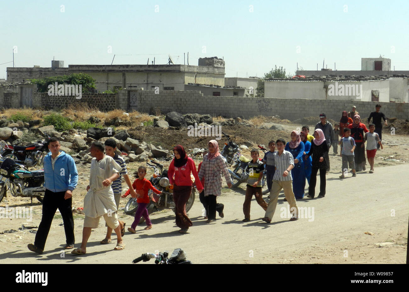 Syrische Zivilisten in ein Fahrzeug bei Hula in der Nähe von Homs, September 9, 2012 fliehen, den Streitkräften der Regierung auch eine Reihe von Bereichen, im Norden Syrien Teil der Bemühungen, die vom Regime rebel Festungen. Truppen verwendet Ebenen mehrere Wohnungen in Aleppo, der Syrischen Beobachtungsstelle für Menschenrechte zu schlagen. UPI Stockfoto