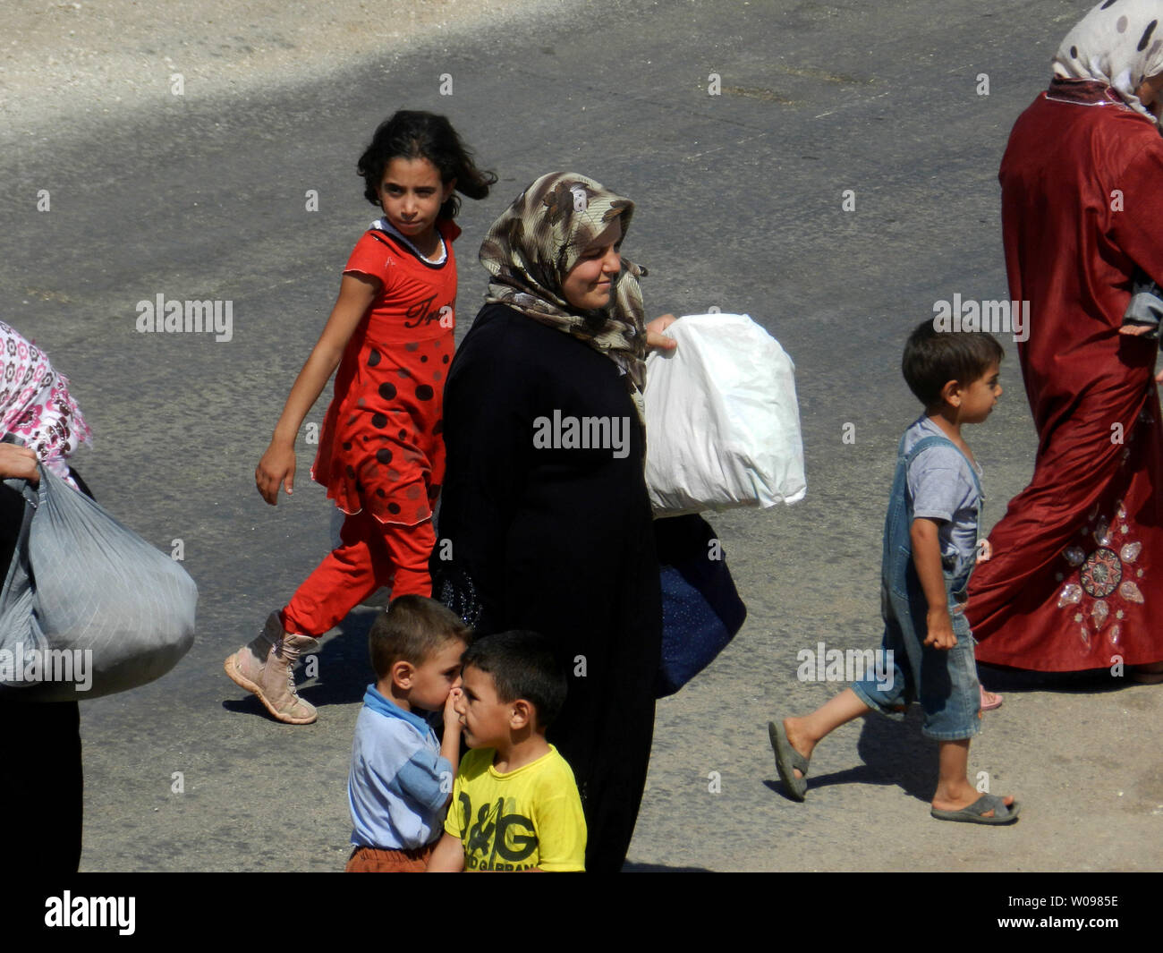 Syrische Zivilisten in ein Fahrzeug bei Hula in der Nähe von Homs, September 9, 2012 fliehen, den Streitkräften der Regierung auch eine Reihe von Bereichen, im Norden Syrien Teil der Bemühungen, die vom Regime rebel Festungen. Truppen verwendet Ebenen mehrere Wohnungen in Aleppo, der Syrischen Beobachtungsstelle für Menschenrechte zu schlagen. UPI Stockfoto
