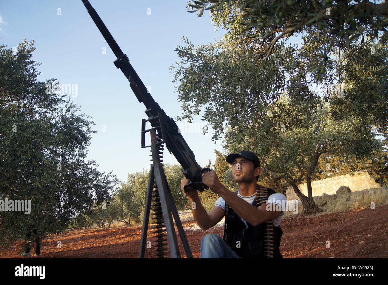 Mitglieder der Freien Syrischen Armee sind mit einer Waffe auf ein Fahrzeug, in der Nähe von idlib August 31, 2012 montiert, den Streitkräften der Regierung auch eine Reihe von Bereichen, im Norden Syrien Teil der Bemühungen, die vom Regime rebel Festungen. Truppen verwendet Ebenen mehrere Wohnungen in Aleppo, der Syrischen Beobachtungsstelle für Menschenrechte zu schlagen. UPI Stockfoto