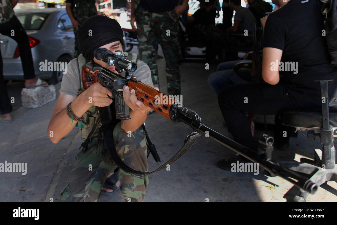 Syrische rebel Fighter Umfragen die Situation in Aleppo, Syrien, September 12, 2012. Rebellen haben geschworen, die Kontrolle über die großen hanano Army Base in Aleppo, nur wenige Tage nach dem Verlust der Kontrolle über die an die syrische Regierung Kräfte zu wiederholen. UPI/Ahmad Deeb Stockfoto