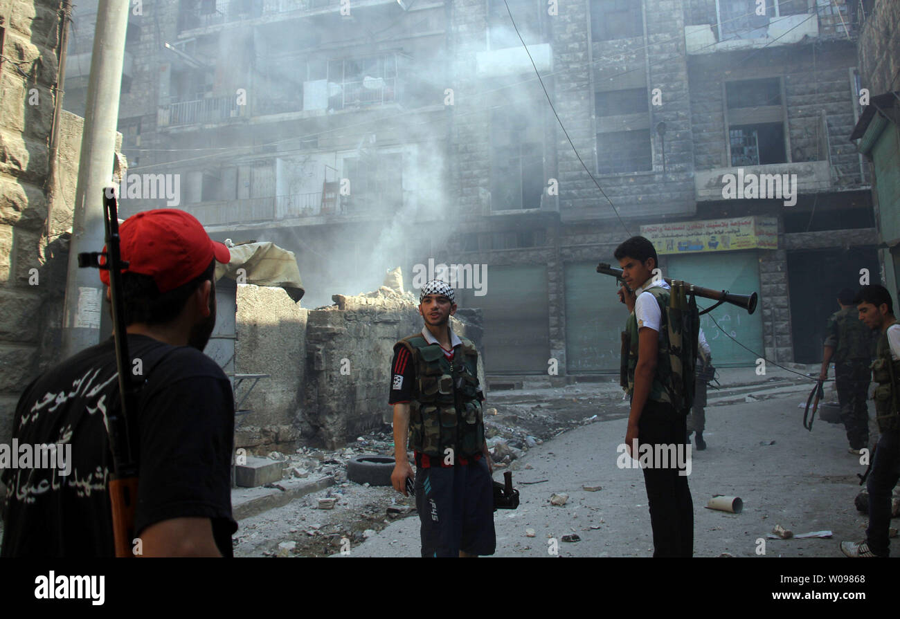Syrische Rebellen Umfrage die Situation in Aleppo, Syrien, September 12, 2012. Rebellen haben geschworen, die Kontrolle über die großen hanano Army Base in Aleppo, nur wenige Tage nach dem Verlust der Kontrolle über die an die syrische Regierung Kräfte zu wiederholen. UPI/Ahmad Deeb Stockfoto