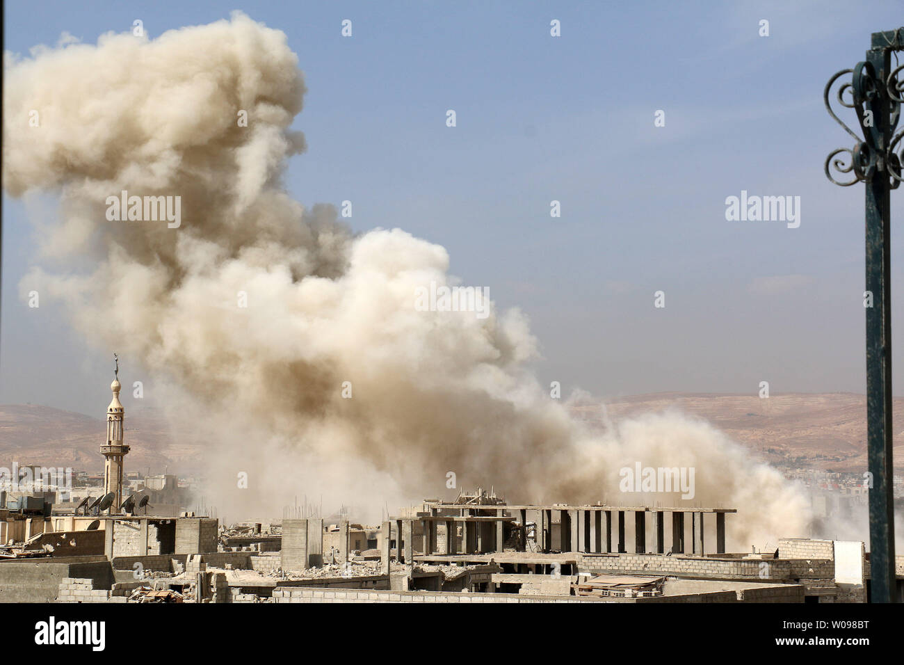 Rauch steigt nach Luftangriffen durch die syrische Regime Luftstreitkräfte im Vorort von Damaskus Darya in Syrien, 12. Oktober 2015. Russland hat die Luftangriffe gegen Rebellen seit September 30, 2015. Fotos von Hossam Alahamad/UPI Stockfoto