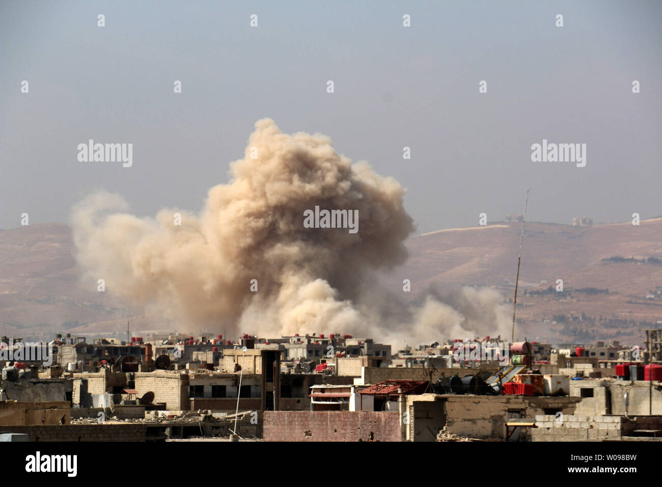 Rauch steigt nach Luftangriffen durch die syrische Regime Luftstreitkräfte im Vorort von Damaskus Darya in Syrien, 12. Oktober 2015. Russland hat die Luftangriffe gegen Rebellen seit September 30, 2015. Fotos von Hossam Alahamad/UPI Stockfoto