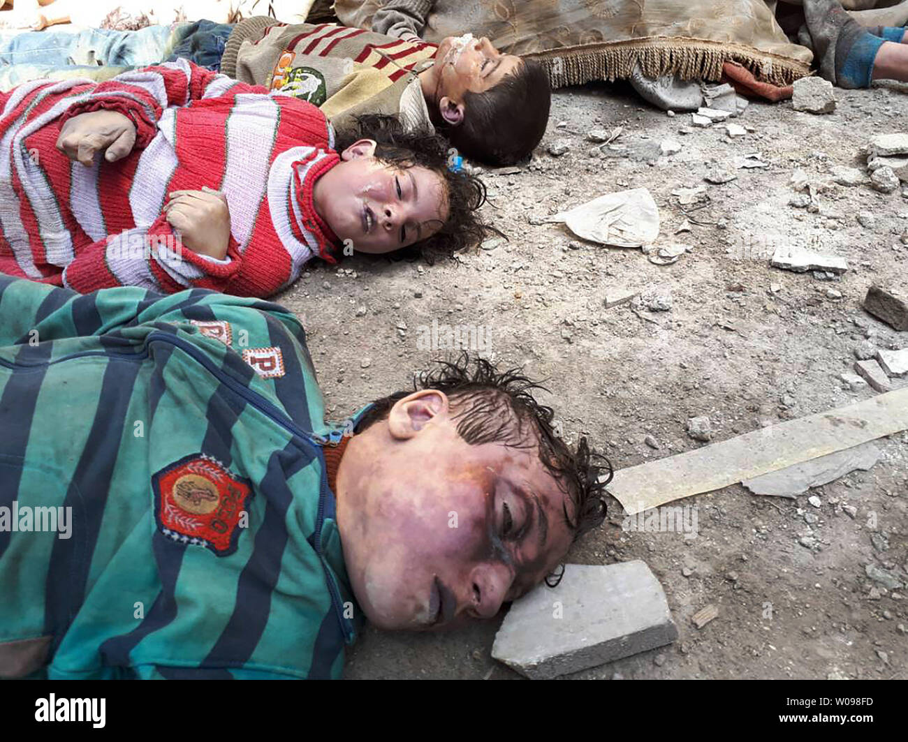 *** Herausgeberanmerkung INHALT *** Leichen von Kindern nach einer angeblichen chemischer Angriff auf die Rebellen gehaltene Stadt Douma in Syrien gesehen werden. Mindestens 78 Zivilisten, darunter Frauen und Kinder, starben nach ersten Ergebnissen. Foto von Mohammed Hassan/UPI Stockfoto