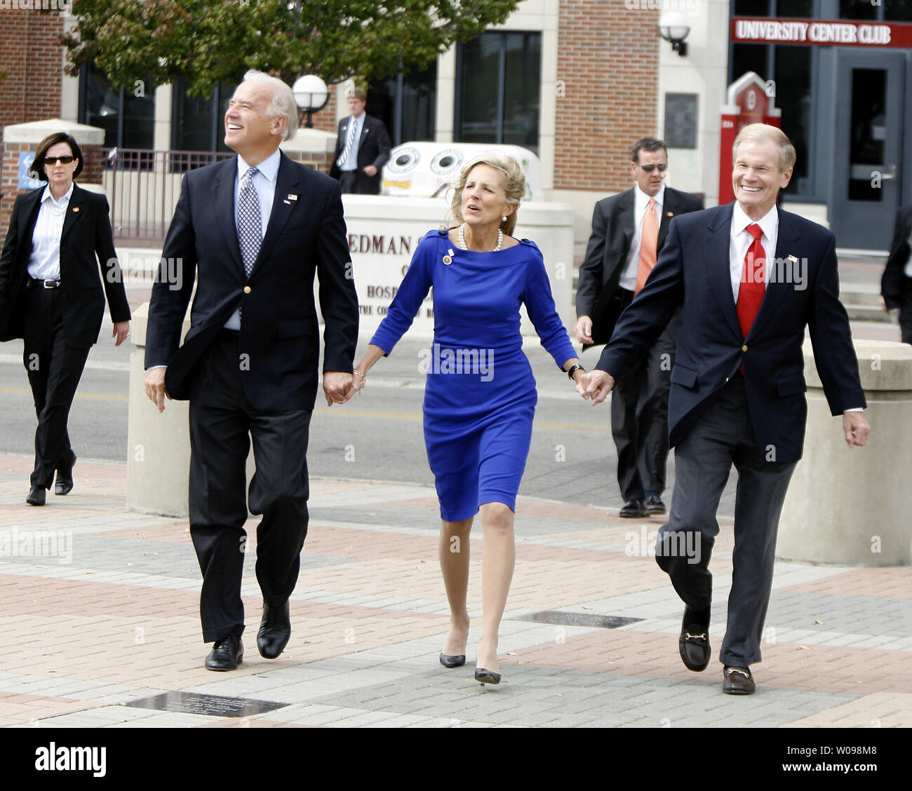 Demokratische vice-Präsidentschaftskandidat Senator Joe Biden (D-DE) (L) seine Frau Jill (C) und Senator Bill Nelson (D-FL) kommen an einer Kundgebung für einen demokratischen Präsidentschaftskandidaten Senator Barack Obama (D-IL) an der Florida State University in Tallahassee, Florida am 2. November 2008. (UPI Foto/Markierung Wallheiser) Stockfoto