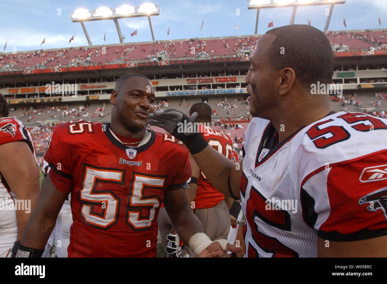 Tampa Bay Buccaneers' linebacker Derrick Brooks (55) und die Atlanta Falcons' Linebacker Eric Johnson (55) Hände schütteln, nachdem die Bucs die Falken Beat 27-0 bei Raymond James Stadium in Tampa, FL am Dez. 5, 2004. (UPI Foto/Cathy Kapulka) Stockfoto