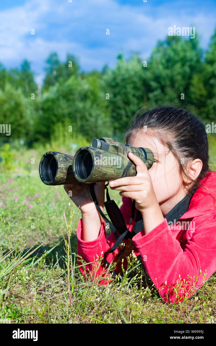 Mädchen Junge Forscher erkunden mit Fernglas Umweltschutz im Garten Stockfoto