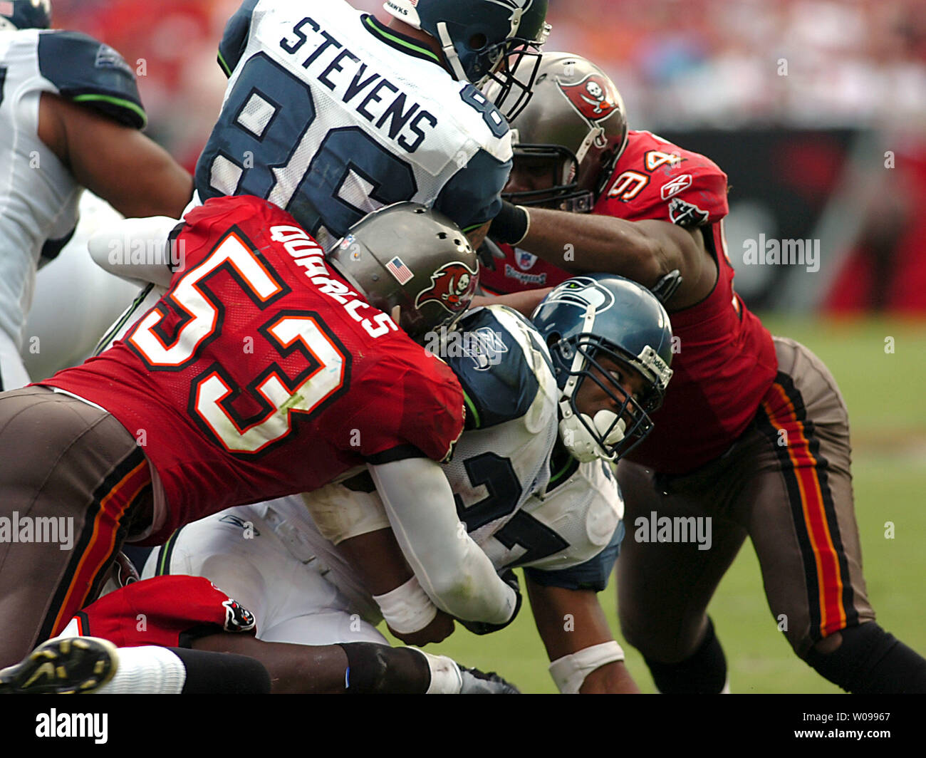 Tampa Bay Buccaneers' linebacker Shelton Quarles (53) packt Seattle Seahawks' zurück läuft Shaun Alexander als Seahawks 'tight end Jerramy Stevens defensive (86) blockiert die Buccaneers' Ende Greg Türme (94) bei Raymond James Stadion in Tampa, Florida, am 31. Dezember 2006. Die Seahawks schlagen die Piratenschiffe 23-7. (UPI Foto/Cathy Kapulka) Stockfoto
