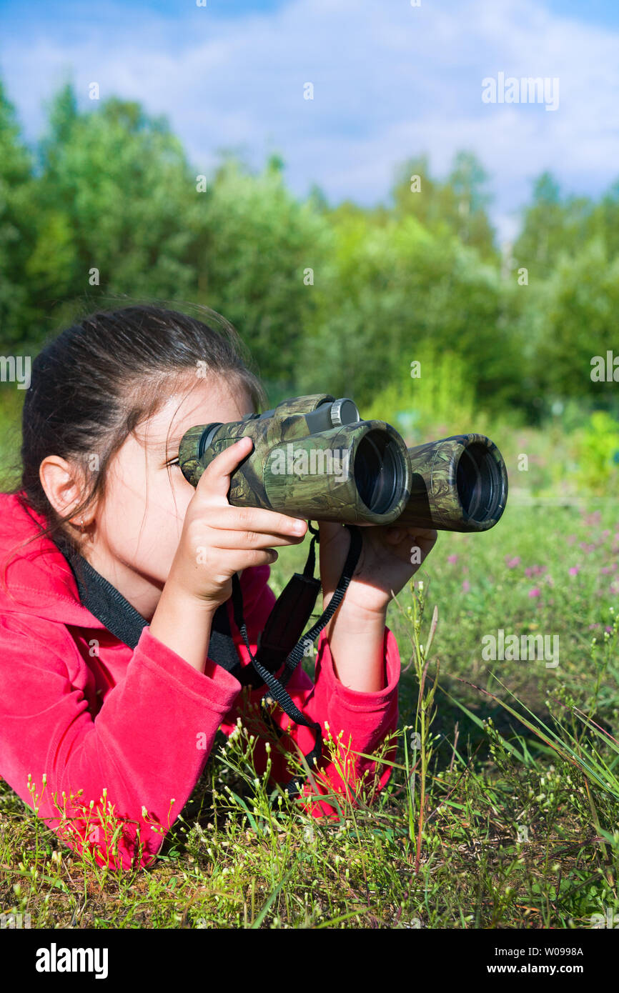 Mädchen Junge Forscher erkunden mit Fernglas Umweltschutz im Garten Stockfoto