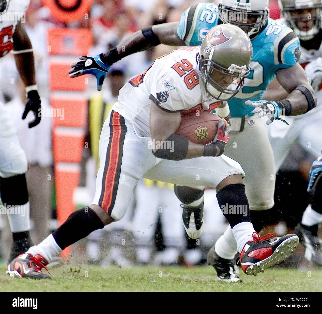 Tampa Bay Buccaneers zurück laufen Warrick Dunn trägt den Ball gegen die Carolina Panthers während der zweiten Hälfte Aktion bei Raymond James Stadion in Tampa, am 12. Oktober 2008. Die Bucs gewann 27-3. (UPI Foto/David Mills) Stockfoto