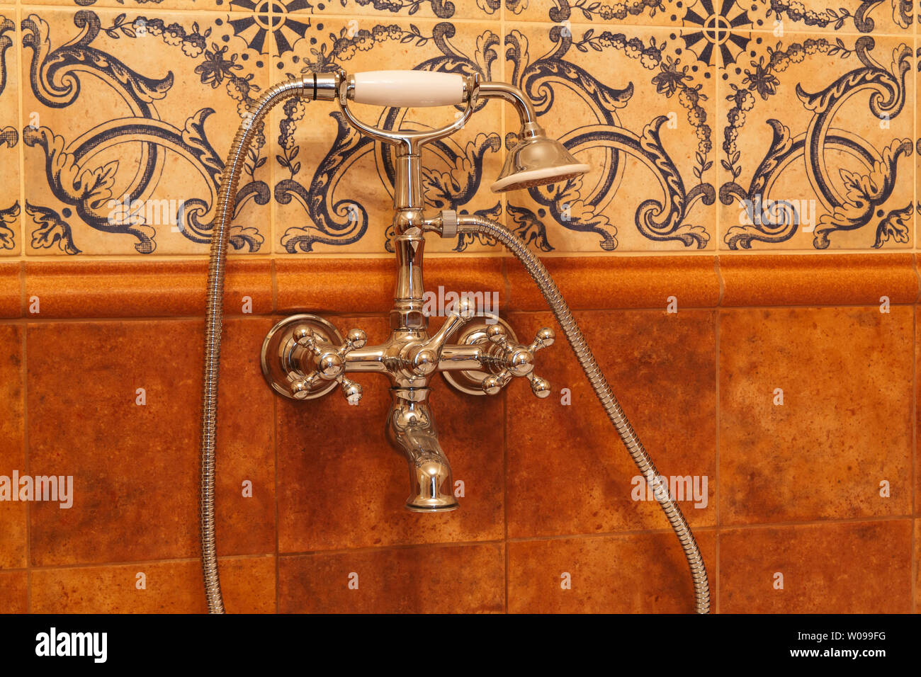 Retro Kran und Dusche im Badezimmer. Im Badezimmer ist eine Retro Stil mit  Furnier Armaturen und einem marmornen Oberfläche Stockfotografie - Alamy