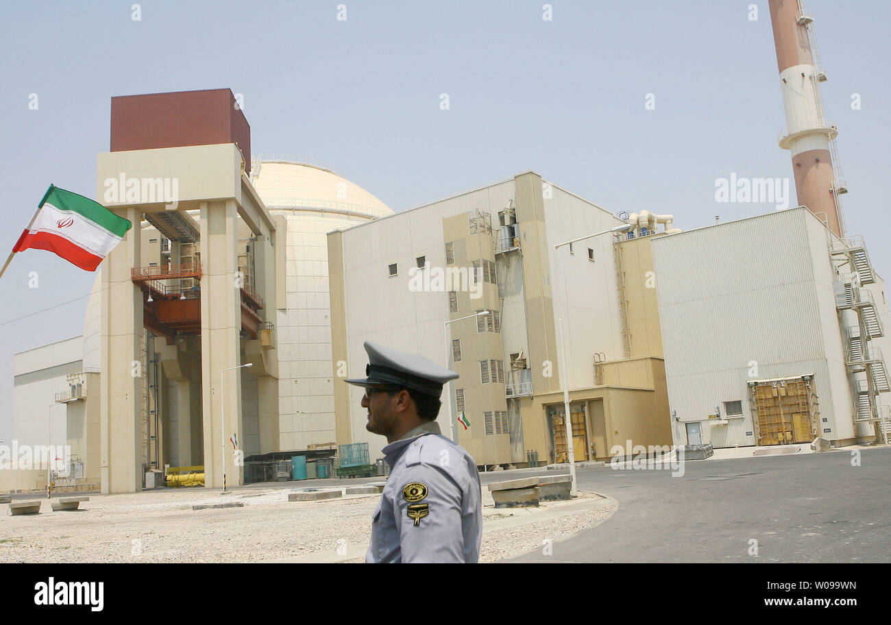 Irans erstes Atomkraftwerk wurde durch iranische und russische Ingenieure wie Sie anfangen, den Laden in die Anlage in Bushehr, Iran, südlich von Teheran am August 21.2010. Russland hat gesagt, dass es das Material von der Website verwendet werden, Atombomben zu machen, um zu verhindern, schützen. UPI/Maryam Rahmanian Stockfoto