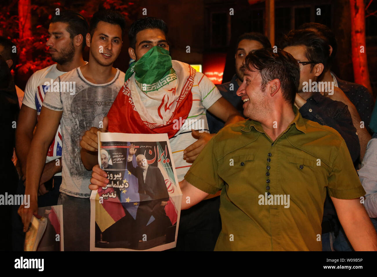 Die iranische Jugend halten Sie ein Bild des Iranischen FM Mohammad Javad Zarif beim Feiern auf den Straßen von Teheran nach der Ankündigung des Iran historische Atomabkommen mit Weltmächte in Wien am 14. Juli 2015. Foto von Saba Taherian/UPI Stockfoto