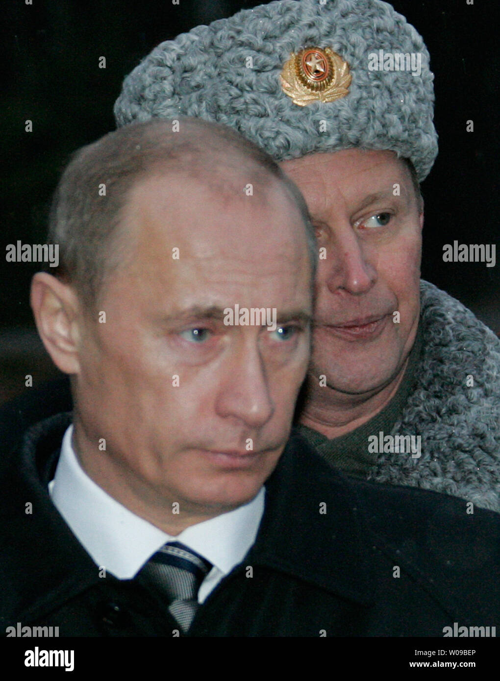 Der russische Präsident Wladimir Putin (L) und Verteidigungsminister Sergei Iwanow Prüfen einer neu eingesetzten Topol-M interkontinentale ballistische Rakete in der Nähe von Teikovo, 250 km (155 Meilen) nordöstlich von Moskau am 14. Dezember 2006. Putin lobte ihre Fähigkeit, zukünftigen Raketenabwehrsysteme einzudringen. (UPI Foto/Anatoli Zhdanov) Stockfoto