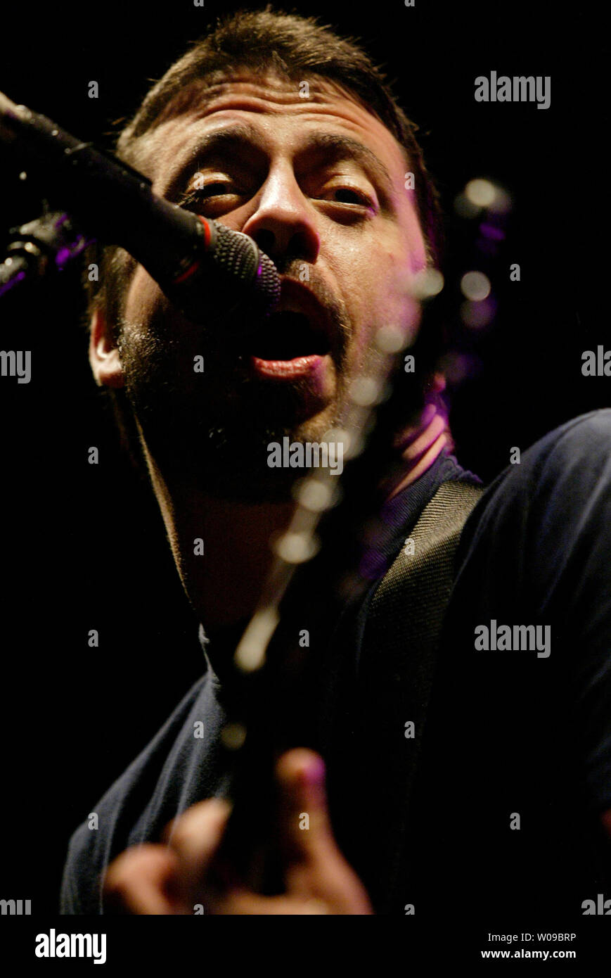 Foo Fighters Sänger Dave Grohl auf der letzten Nacht der jährlichen Beale Street Music Festival am Sonntag, den 2. Mai 2004 bei Tom Lee Park in Memphis, Tenn (UPI Foto/Billy Suratt) Stockfoto