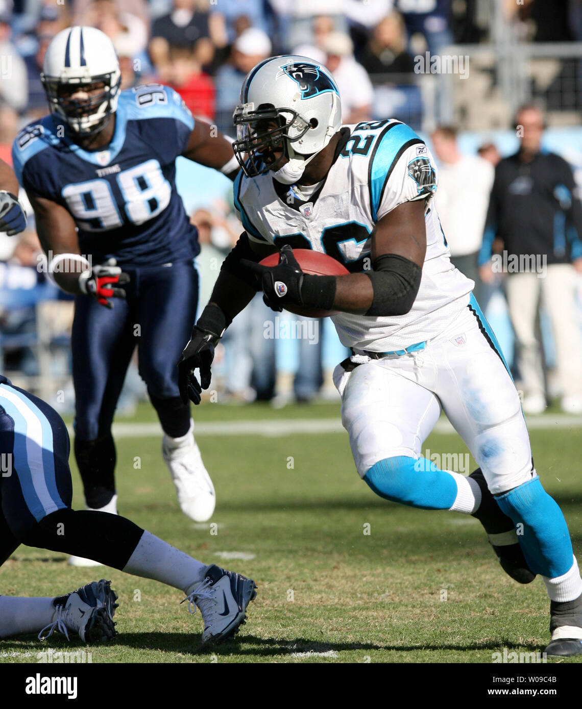 Carolina Panther running back DeShaun Foster (26) hetzt, um das Ende von Tennessee Titans defensive linemen Antwan Odom (98) an der LP Field in Nashville, Tennessee am 4. November 2007. Die Titanen besiegt die Leoparden 20-7. (UPI Foto/Frederick Breedon IV) Stockfoto