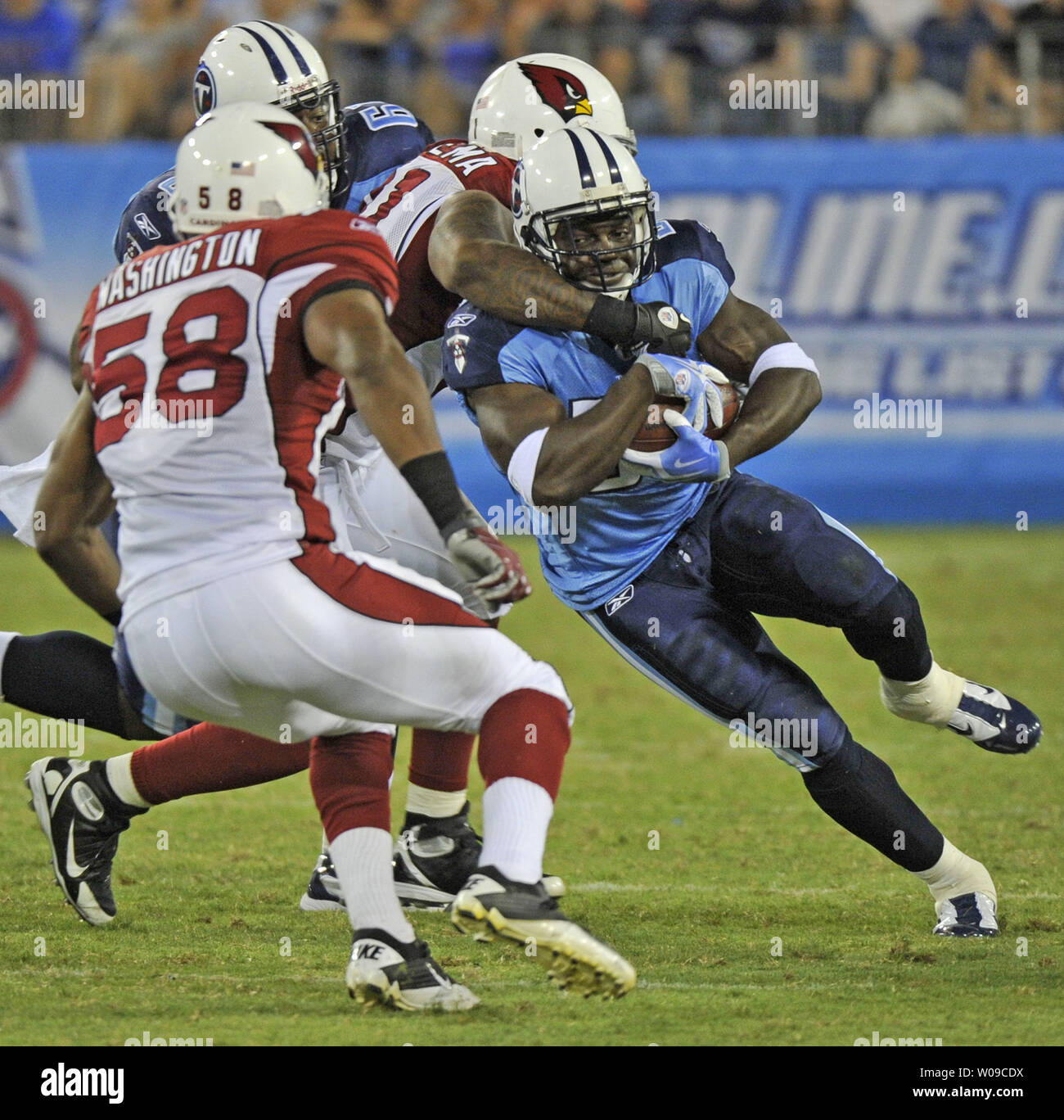 Arizona Cardinals linebacker Daryl Washington (58) Uhren als Tennessee Titans cornerback Jamar Liebe (36) stürmt für ein 3 Yard Gewinn aus der zweite und vier im dritten Quartal ein NFL Spiel bei LP Field in Nashville, Tennessee am 23 August, 2010. (UPI Foto/Frederick Breedon IV) Stockfoto