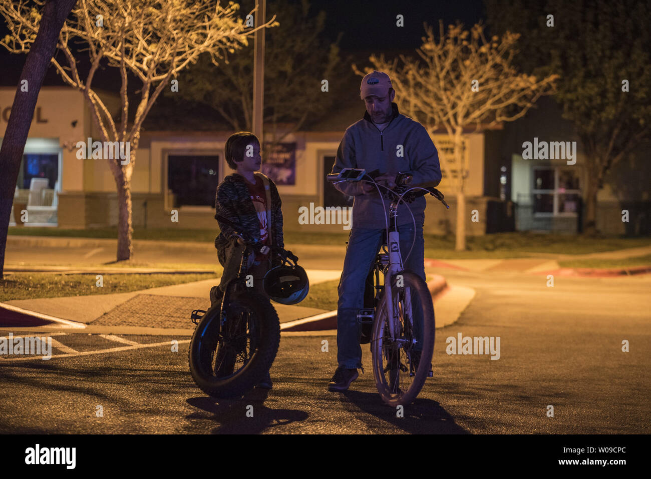 Harley O'Neill und Sohn Connor, 8, sitzen in der Nähe, einen Tatort in Austin, Texas am 20. März 2018. Mindestens eine Person wurde Dienstag Nacht in einem gemeldeten Explosion in einem South Austin, Texas, Nachbarschaft verletzt. Es wurden keine Details zu dem, was die Explosion verursachte, oder, wenn es zu einer Zeichenkette der jüngsten Bombenanschläge in Texas verbunden. Die FedEx Explosion war die fünfte Explosion in 19 Tage und der ersten, ein Paket mit einer Lieferung verknüpft. Foto von Sergio Flores/UPI Stockfoto