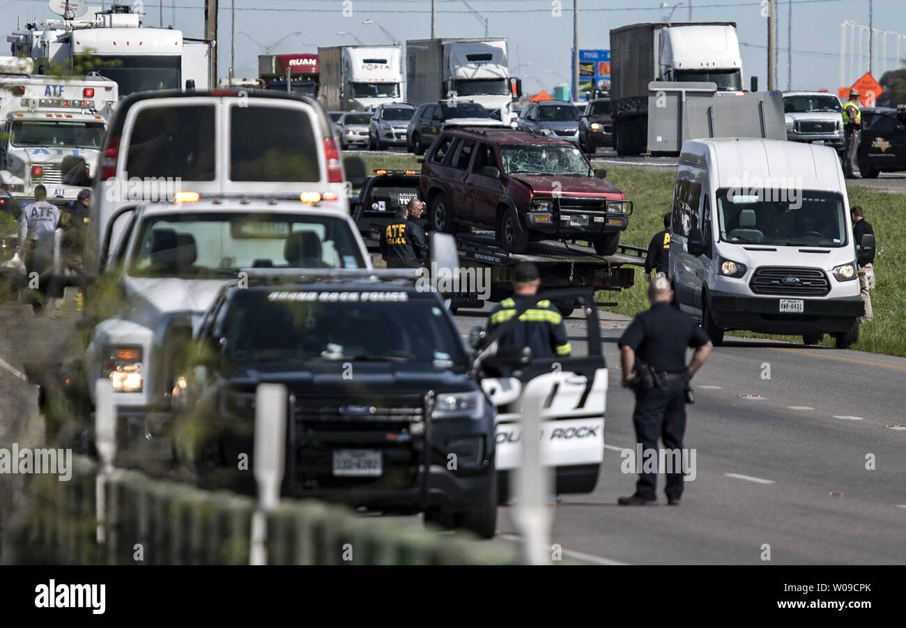 Die Polizei vermutet laden Austin serial Bomber markieren Conditt's Auto auf einem Tieflader in Round Rock, Texas, am 21. März 2018. Conditt wurde früher Mittwoch Morgen getötet. Die Polizei hatte in Wenn es erscheint Conditt aus eine explosive Vorrichtung innerhalb seines Fahrzeugs geschlossen. Einen intensiven, 3-wöchigen manhunt in einer Serie von Bombenanschlägen, Austin, Texas terrorisiert haben, kam zu einer explosiven Ende am Mittwoch, wenn der Verdächtige, ein 23-jähriger arbeitsloser Mann, Student an einer lokalen Community College gewesen war, fuhr in einem Graben und blies sich selbst hoch. Foto von Sergio Flores/UPI Stockfoto