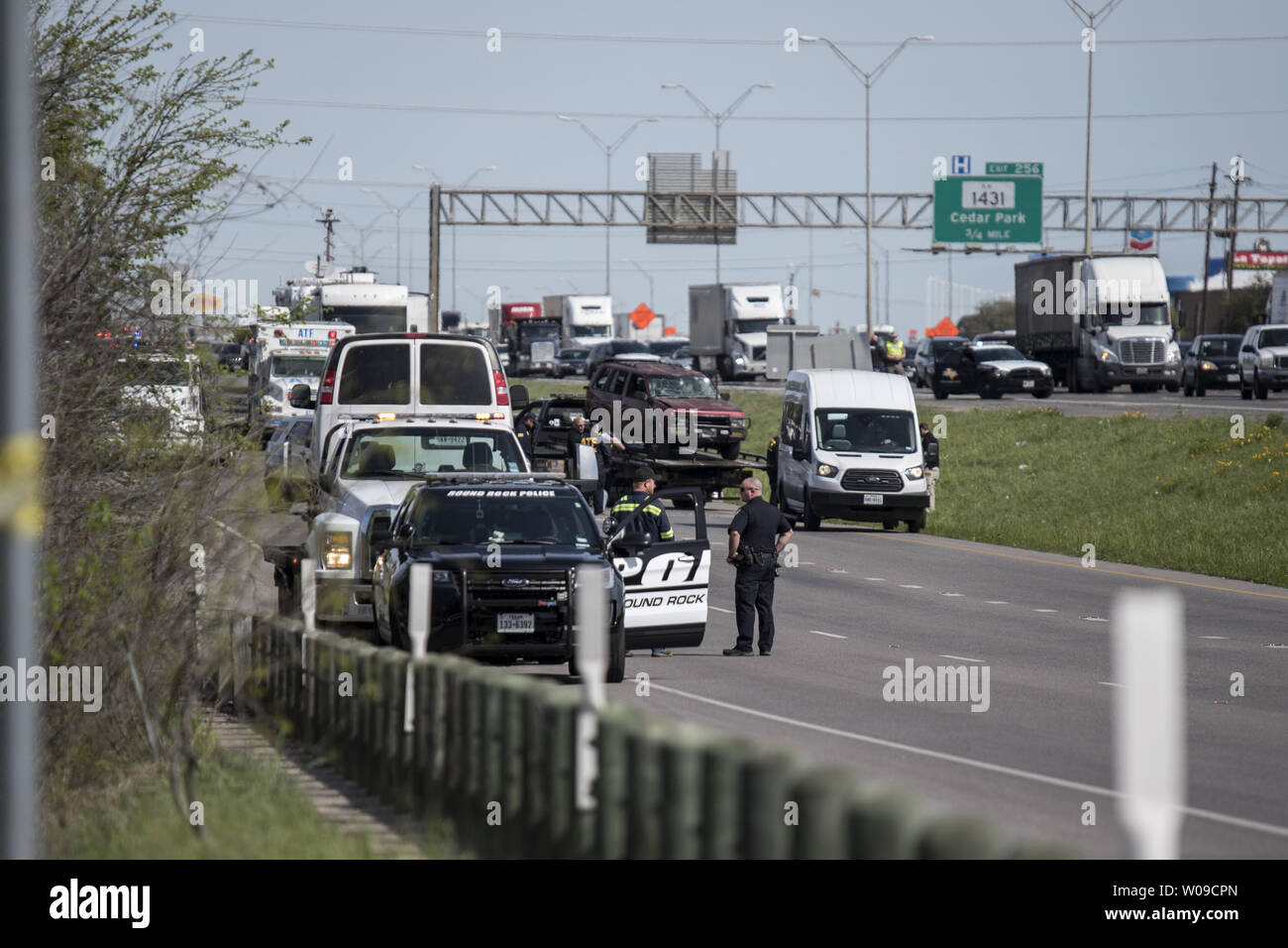 Die Polizei vermutet laden Austin serial Bomber's, Mark Conditt's Auto auf einem Tieflader in Round Rock, Texas, am 21. März 2018. Conditt wurde früher Mittwoch Morgen getötet. Die Polizei hatte in Wenn es erscheint Conditt aus eine explosive Vorrichtung innerhalb seines Fahrzeugs geschlossen. Einen intensiven, 3-wöchigen manhunt in einer Serie von Bombenanschlägen, Austin, Tex terrorisiert haben, kam zu einer explosiven Ende am Mittwoch, wenn der Verdächtige, ein 23-jähriger arbeitsloser Mann, Student an einer lokalen Community College gewesen war, fuhr in einem Graben und blies sich selbst hoch. Foto von Sergio Flores/UPI Stockfoto