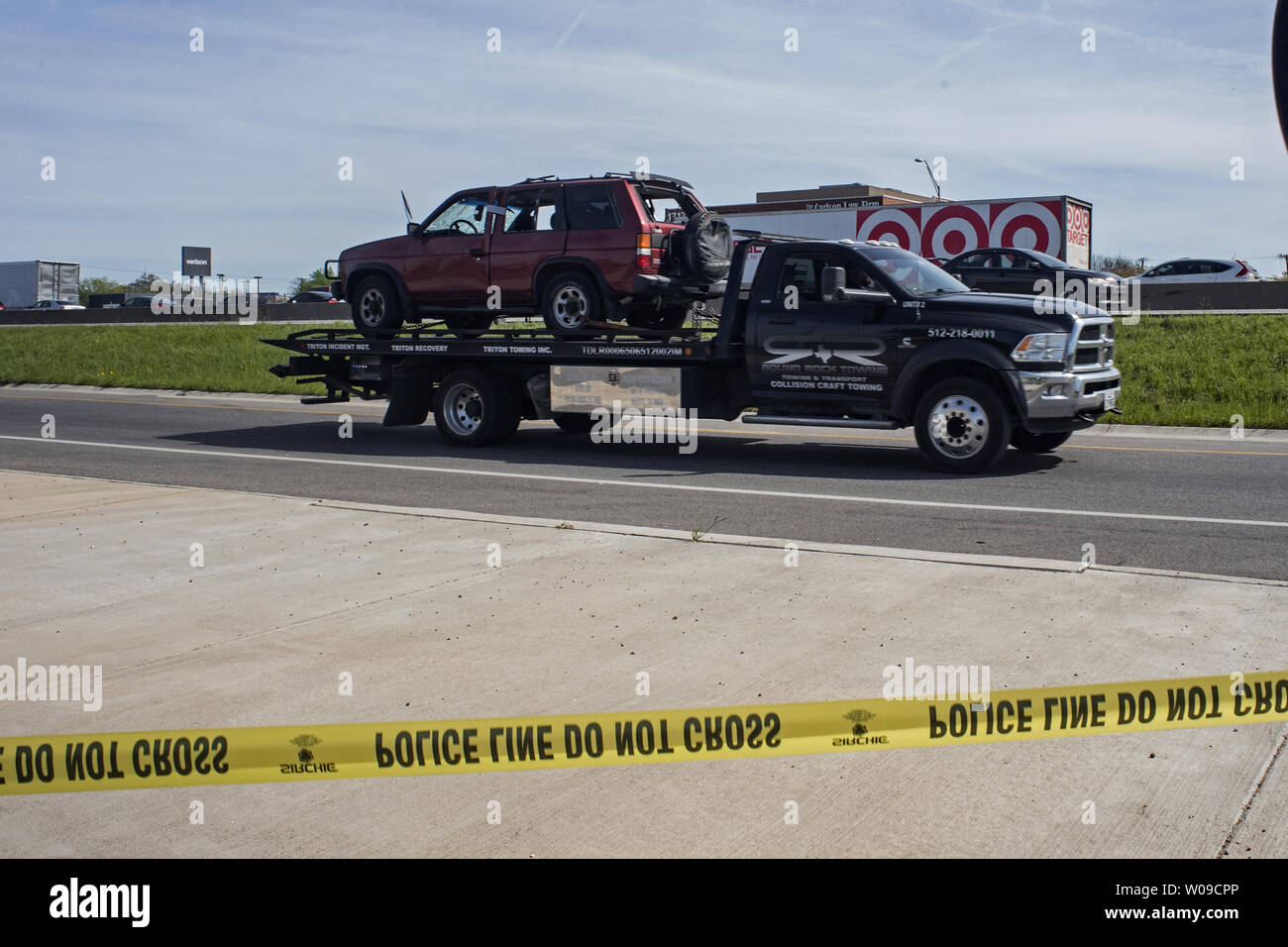 Polizei nimmt Austin serial Bomber markieren Conditt's Auto entfernt Verdacht auf einem Tieflader in Round Rock, Texas, am 21. März 2018. Conditt wurde früher Mittwoch Morgen getötet. Die Polizei hatte in Wenn es erscheint Conditt aus eine explosive Vorrichtung innerhalb seines Fahrzeugs geschlossen. Einen intensiven, 3-wöchigen manhunt in einer Serie von Bombenanschlägen, Austin, Tex terrorisiert haben, kam zu einer explosiven Ende am Mittwoch, wenn der Verdächtige, ein 23-jähriger arbeitsloser Mann, Student an einer lokalen Community College gewesen war, fuhr in einem Graben und blies sich selbst hoch. Foto von Sergio Flores/UPI Stockfoto