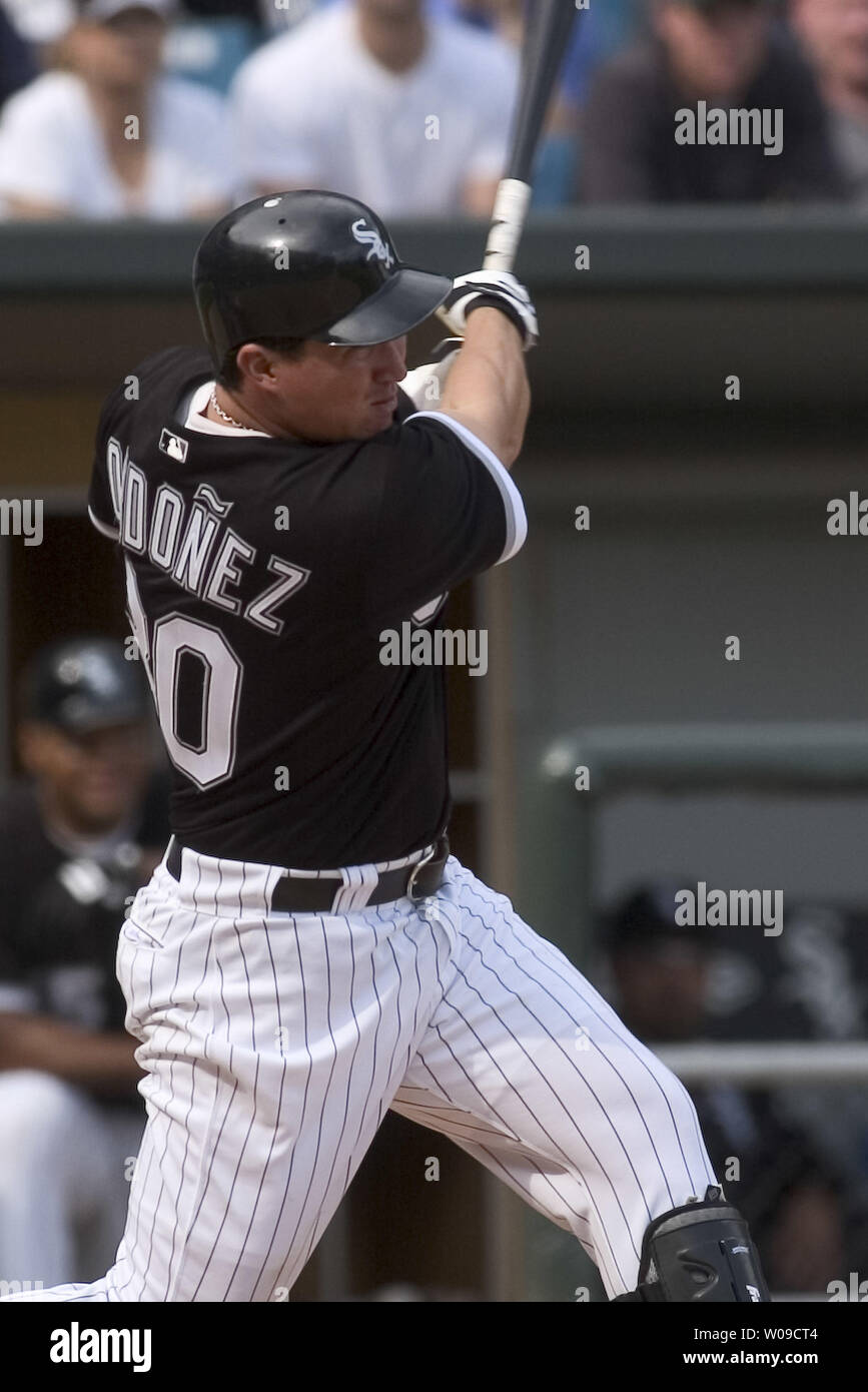 Chicago White Sox outfielder Magglio Ordonez startet eine zwei Homer laufen gegen die Cleveland Indians im neunten Inning am Mittwoch, April 28, 2004, US Cellular Field in Chicago, IL. Die White Sox zählte fünf Durchläufe in der Unterseite des neunten Inning das Spiel 9-8 zu gewinnen. UPI Foto/Tannen Maury Stockfoto