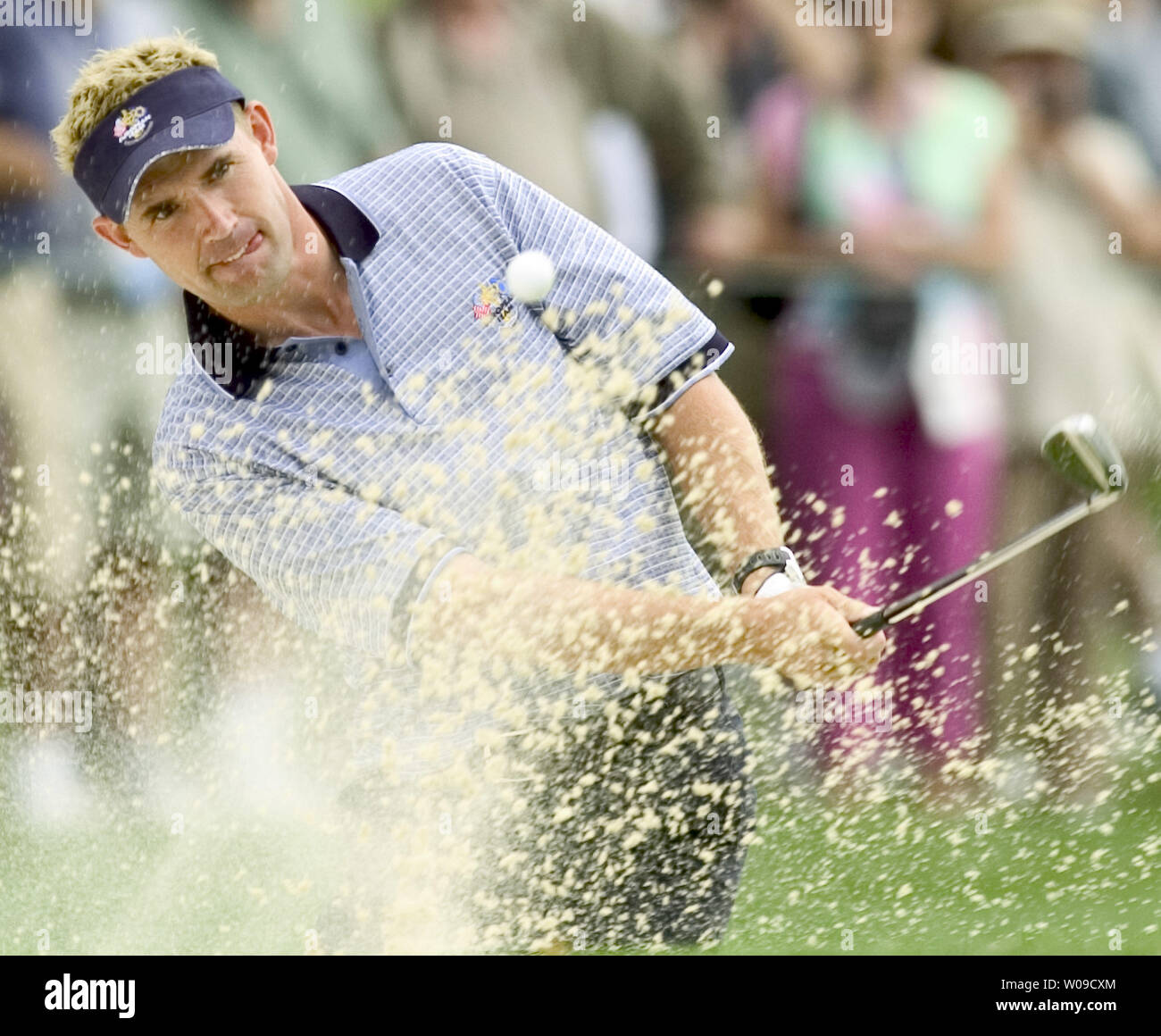 Irische Golfspieler Padraig Harrington schlägt aus einem Sandfang in der 8. Bohrung in der letzten Runde Praxis für die Ryder Schale 2004 in Oakland Hills Country Club in Bloombfield Township, Michigan am Donnerstag, Sept. 16, 2004. Gleichspiel beginnt Freitag, Sept. 17. (UPI Foto/Tannen Maury) Stockfoto