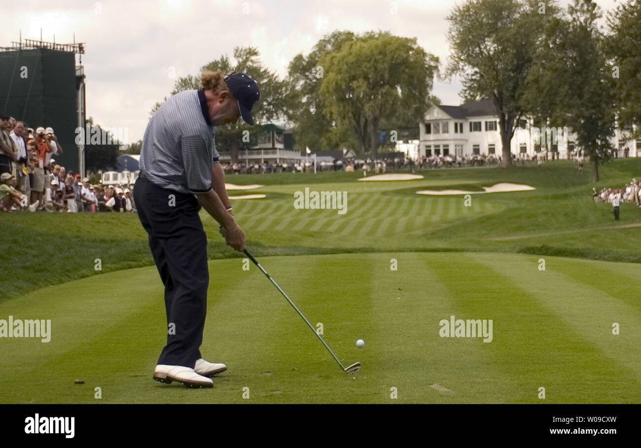 Spanische Golfspieler Miguel Angel Jimenez schlägt seinen Abschlag auf Loch 18 während der letzten Runde Praxis für die Ryder Schale 2004 in Oakland Hills Country Club in Bloombfield Township, Michigan am Donnerstag, Sept. 16, 2004. Gleichspiel beginnt Freitag, Sept. 17. (UPI Foto/Tannen Maury) Stockfoto