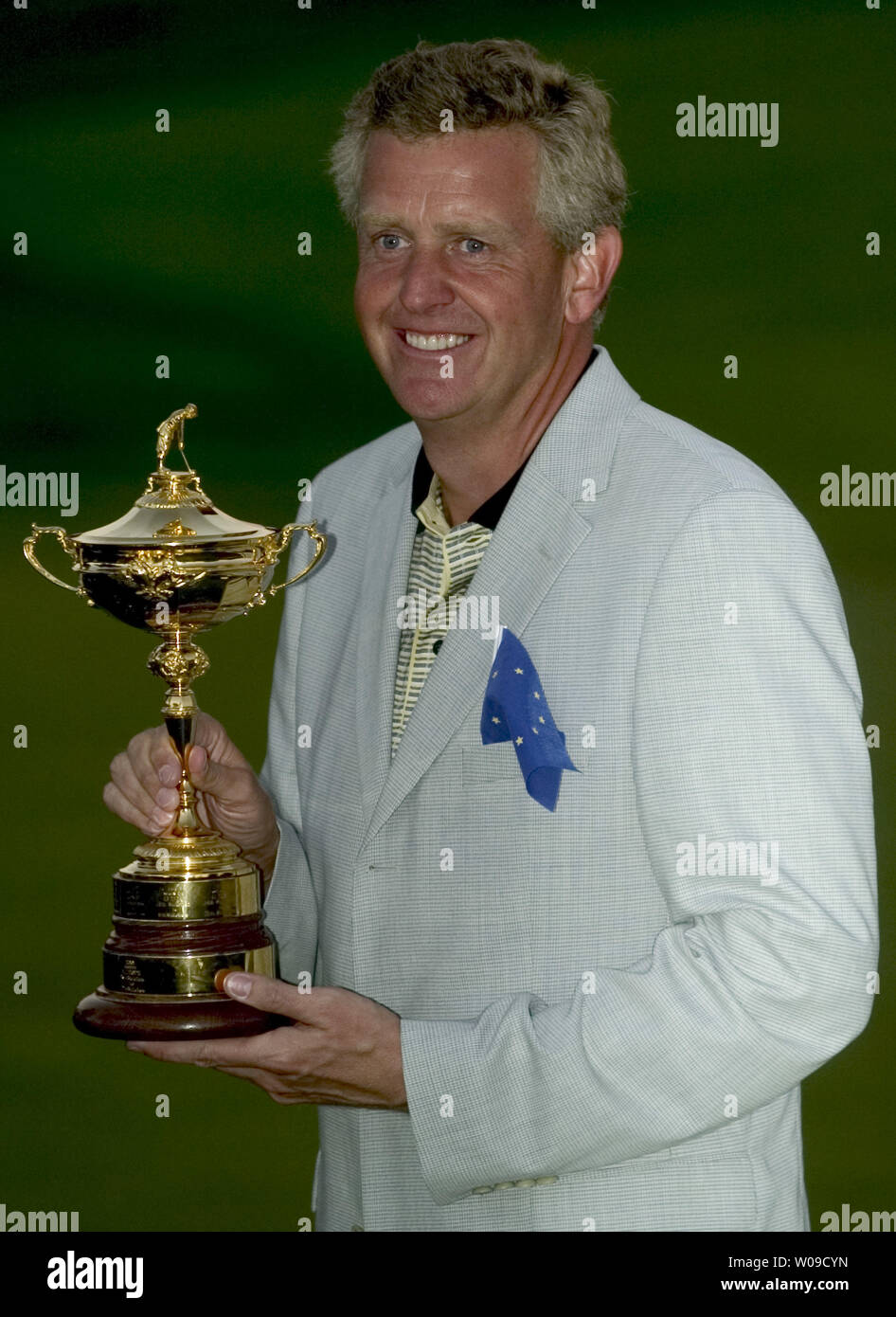 Europäische Golfspieler Colin Montgomerie von England feiert seine Teams in den USA in den 2004 Ryder Cup gewinnen in Oakland Hills Country Club in Bloombfield Township, Michigan am Sonntag, 19. September 2004. Die europäische Mannschaft auf Ihre Leitung hielt bis 18 1/2 bis 9 1/2 gewinnen und den Pokal behalten. (UPI Foto/Tannen Maury) Stockfoto