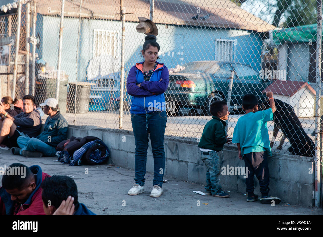 Migranten, die Teil der Karawane aus Mittelamerika warten außerhalb der angefertigten Migranten schutz bei Unidad Deportiva Benito Juarez Stadion am 26. November 2018 in Tijuana, Mexiko. Sonntag Nachmittag, manche Migrantinnen protestieren einen Rückstand von Asylanträgen in Richtung Grenze gehetzt und wurden mit Tränengas traf. Foto von Ariana Drehsler/UPI Stockfoto