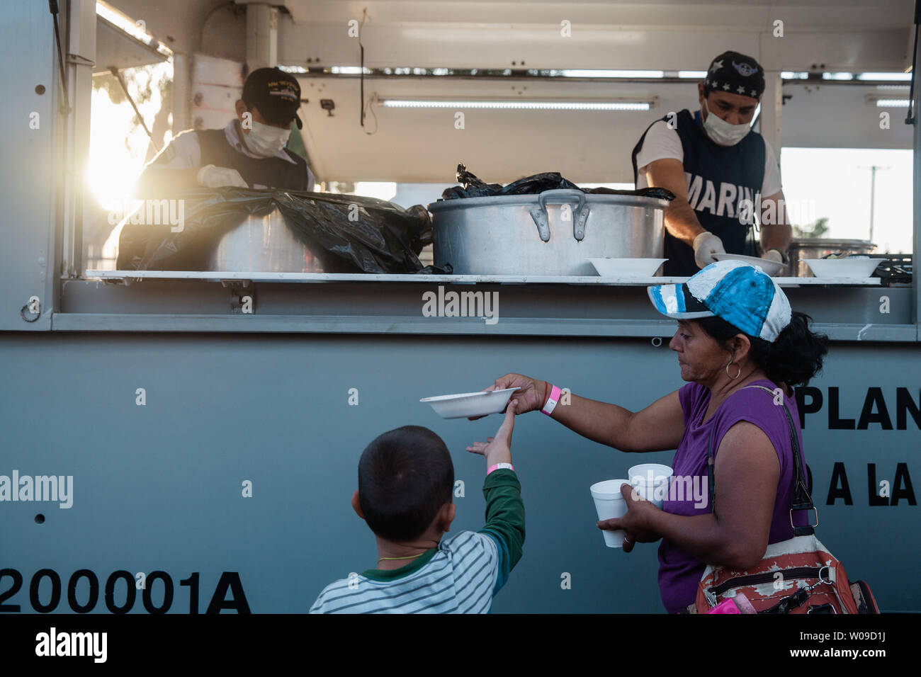 Essen ist in den provisorischen Migranten schutz bei Unidad Deportiva Benito Juarez Stadion am November 26, 2018 in Tijuana, Mexiko. Sonntag Nachmittag, manche Migrantinnen protestieren einen Rückstand von Asylanträgen in Richtung Grenze gehetzt und wurden mit Tränengas traf. Foto von Ariana Drehsler/UPI Stockfoto