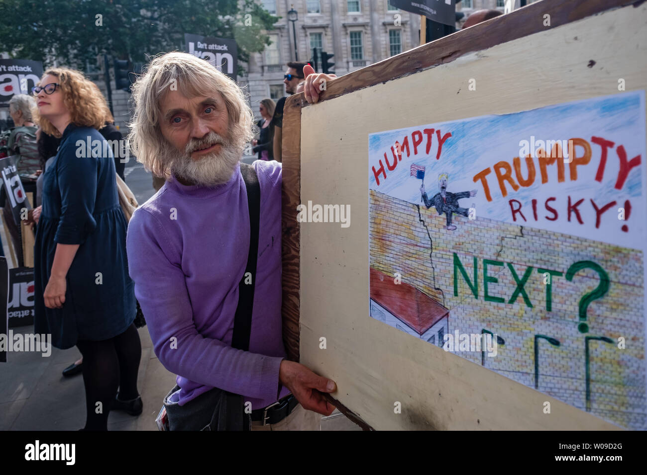 London, Großbritannien. 26. Juni 2019. Demonstranten in Downing Street forderte die Regierung auf, einen Krieg mit dem Iran, selbst wenn Präsident Trump ist durch seine rücksichtslosen Hard-line berater überzeugt. Sie ssay es sogar katastrophale Folgen als die Invasion 2003 im Irak haben würde. Eine Delegation versucht, einen Brief an der Downing Street wie Kensington MP Emma Dent Coad zu nehmen, aber alle waren die Einreise verweigert, einschließlich MP Emma Dent Coad, die ihre parlamentarische Pass zeigte. Sie sprach auf der Kundgebung und wurde von CND Stellvertretende Vorsitzende Carol Turner und andere folgten. Peter Marshall / alamy Leben Nachrichten Stockfoto