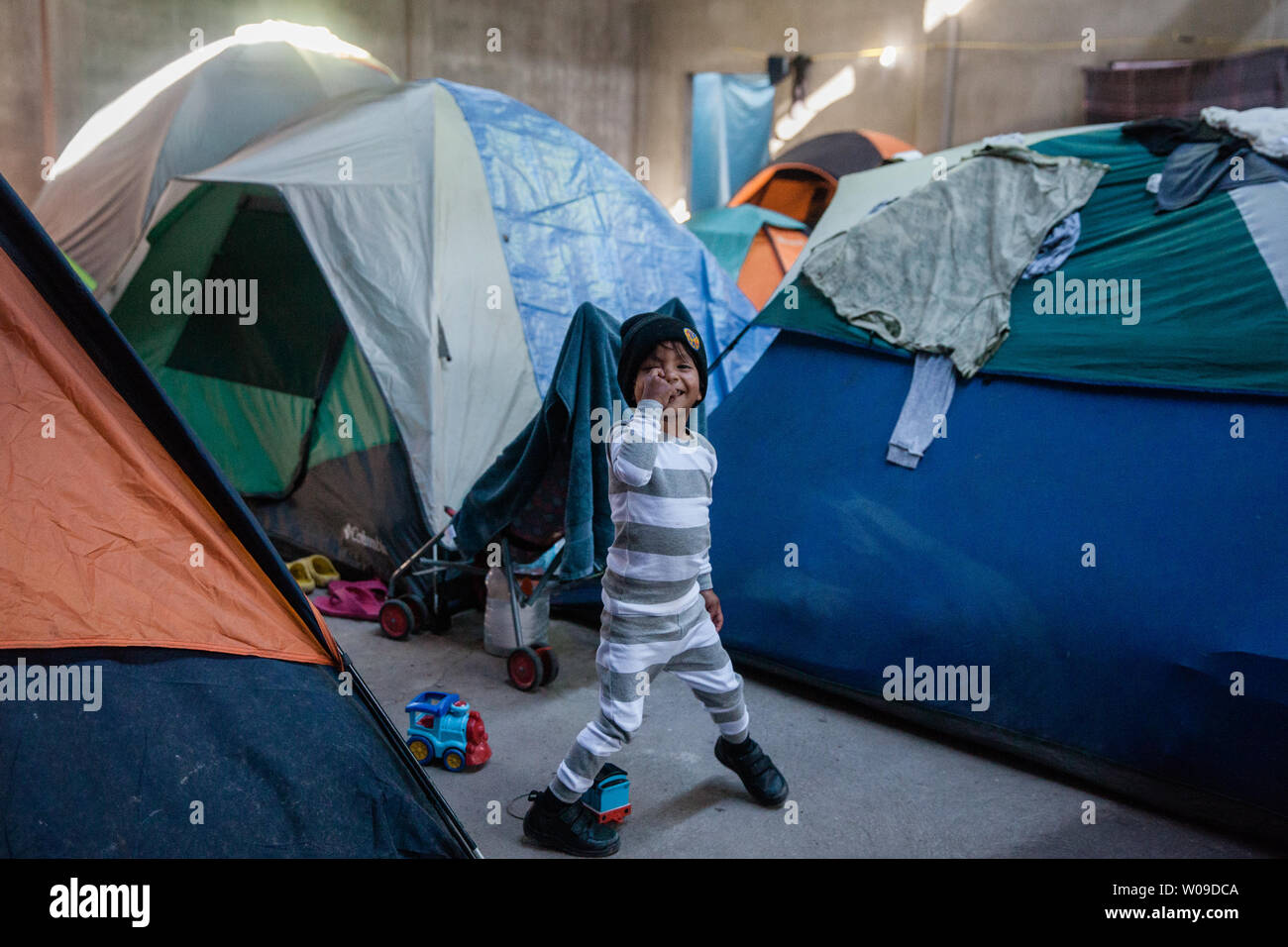 Johana und Yeison's Sohn Albert Yared spielt vor der Hütte, die er mit seinen Eltern am 9. Dezember in Tijuana, Mexiko 2018 geschlafen hat. Es ist ein separates Gebäude in El Batteral Familien zu Haus, so dass Sie bequemer sind. Foto von Ariana Drehsler/UPI Stockfoto