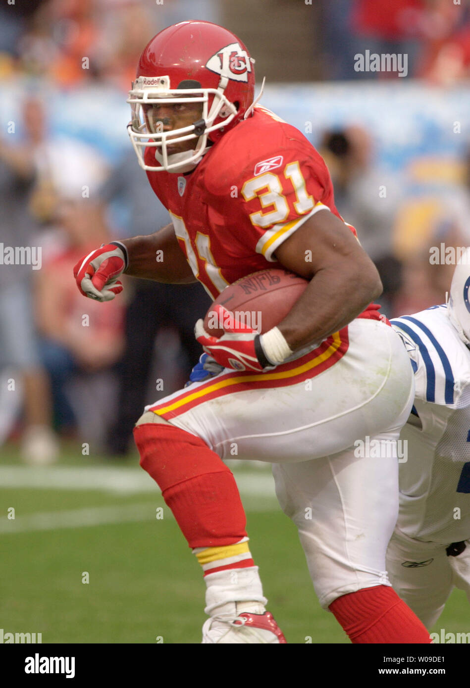 Kansas City Chiefs zurück laufen Priester Holmes zählte drei Touchdowns gegen die Colts Indianpolis Sonntag, 31. Oktober 2004 in Kansas City Tony Gonzalez einen Pass in die Endzone duuring im vierten Quartal gegen die Indianapolis Colts Sonntag, 31. Oktober 2004 in Kansas City, Missouri gefangen. Die Chiefs gewann das Spiel 45-35. (UPI Foto/Todd Anregungen) Stockfoto