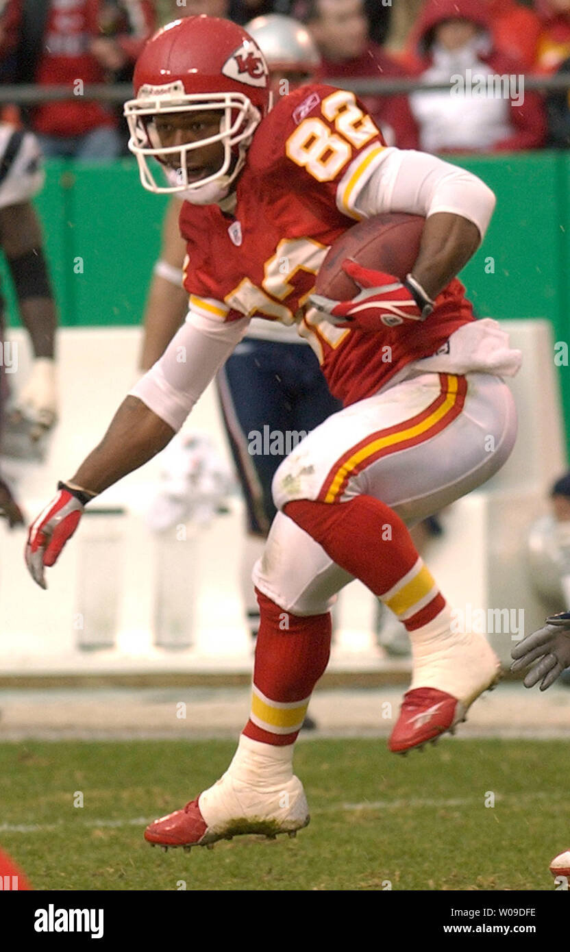 Kansas City Chiefs' Dante Hall wieder einen Start für 39 Yards im vierten Quartal während des Chief 26-16 über den New England Patriots in Kansas City, Missouri win am 27. November 2005. (UPI Foto/Todd Anregungen) Stockfoto