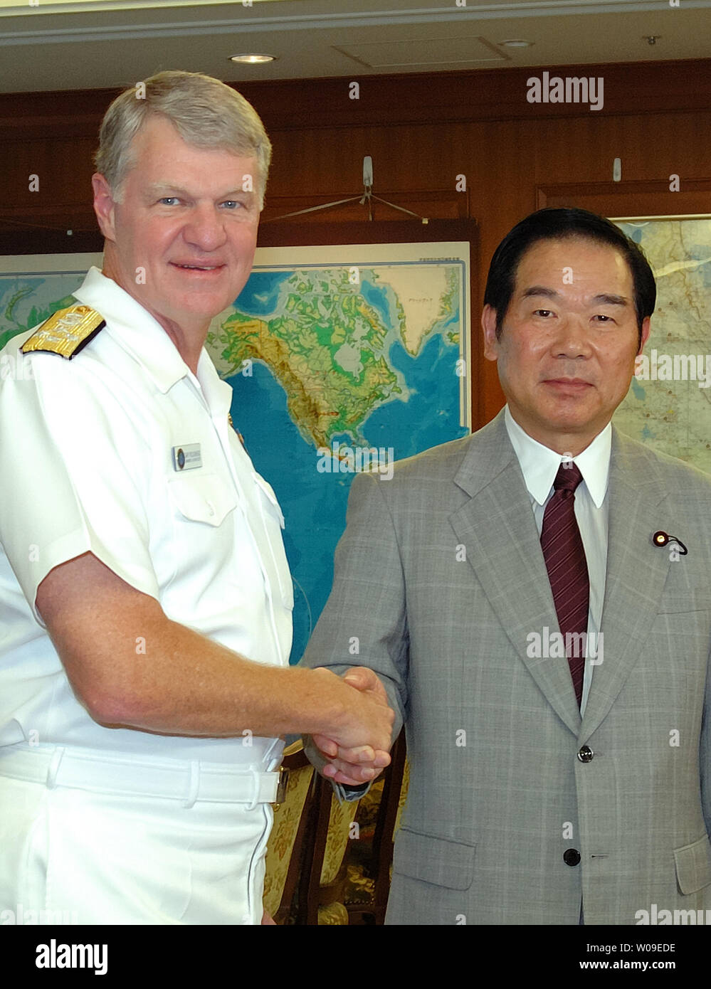 Admiral Gary Roughead, Oberbefehlshaber der US-Pazifikflotte, macht einen auf dem japanischen Verteidigungsagentur in Tokio, Japan, am 6. Juli 2006. Roughhead schüttelt Hände mit Fukushiro Nukaga, der japanische Minister für Verteidigung. (UPI Foto/Keizo Mori) Stockfoto