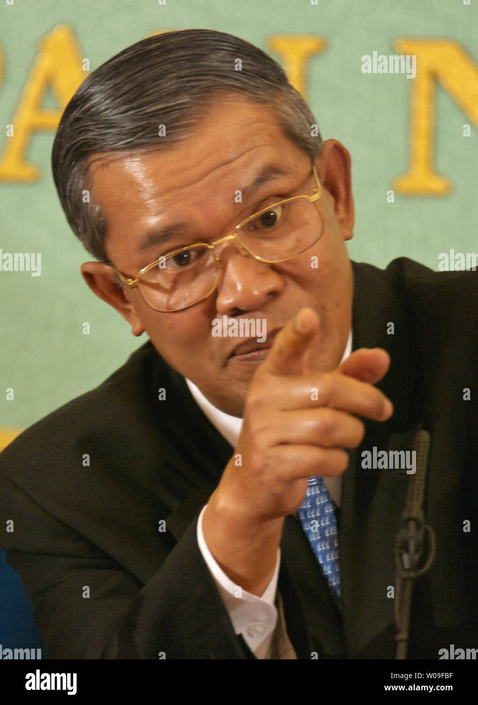 Der kambodschanischen Premierminister Hun Sen, bei seinem offiziellen Besuch in Japan, spricht mit der Presse in Tokio am 14. Juni 2007. Er äußerte den Wunsch nach einem schnellen Beginn der Versuch des Pol Pot Regimes, unter Hinweis darauf, dass eine helle Zukunft seines Landes nicht kommen, bis seine Gerechtigkeit Genüge getan wird. Während seines Besuchs trifft er Führungskräfte mehr Handel mit Investitionen in Kambodscha und zu Locken. (UPI Foto/keizo Mori) Stockfoto