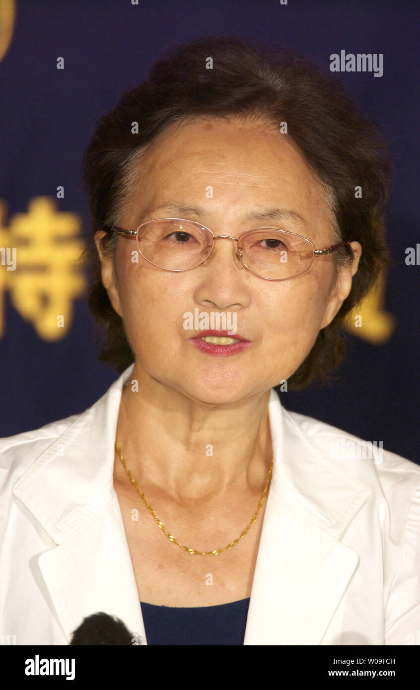 Yuko Tojo, 68, verkündet ihre Kandidatur für die bevorstehende Wahl des Oberhauses des Parlaments am 3. Juli 2007 in Tokio, Japan. Sie ist die Enkelin von Hideki Tojo, der eine Armee allgemein und der Krieg - Zeit Premierminister, wenn Japan im zweiten Weltkrieg verloren. Er wurde später nach dem Tokioter Tribunal ausgeführt. (UPI Foto/Keizo Mori) Stockfoto
