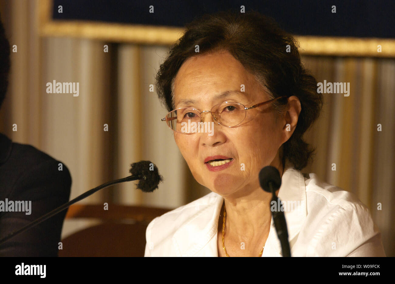 Yuko Tojo, 68, verkündet ihre Kandidatur für die bevorstehende Wahl des Oberhauses des Parlaments am 3. Juli 2007 in Tokio, Japan. Sie ist die Enkelin von Hideki Tojo, der eine Armee allgemein und der Krieg - Zeit Premierminister, wenn Japan im zweiten Weltkrieg verloren. Er wurde später nach dem Tokioter Tribunal ausgeführt. (UPI Foto/Keizo Mori) Stockfoto