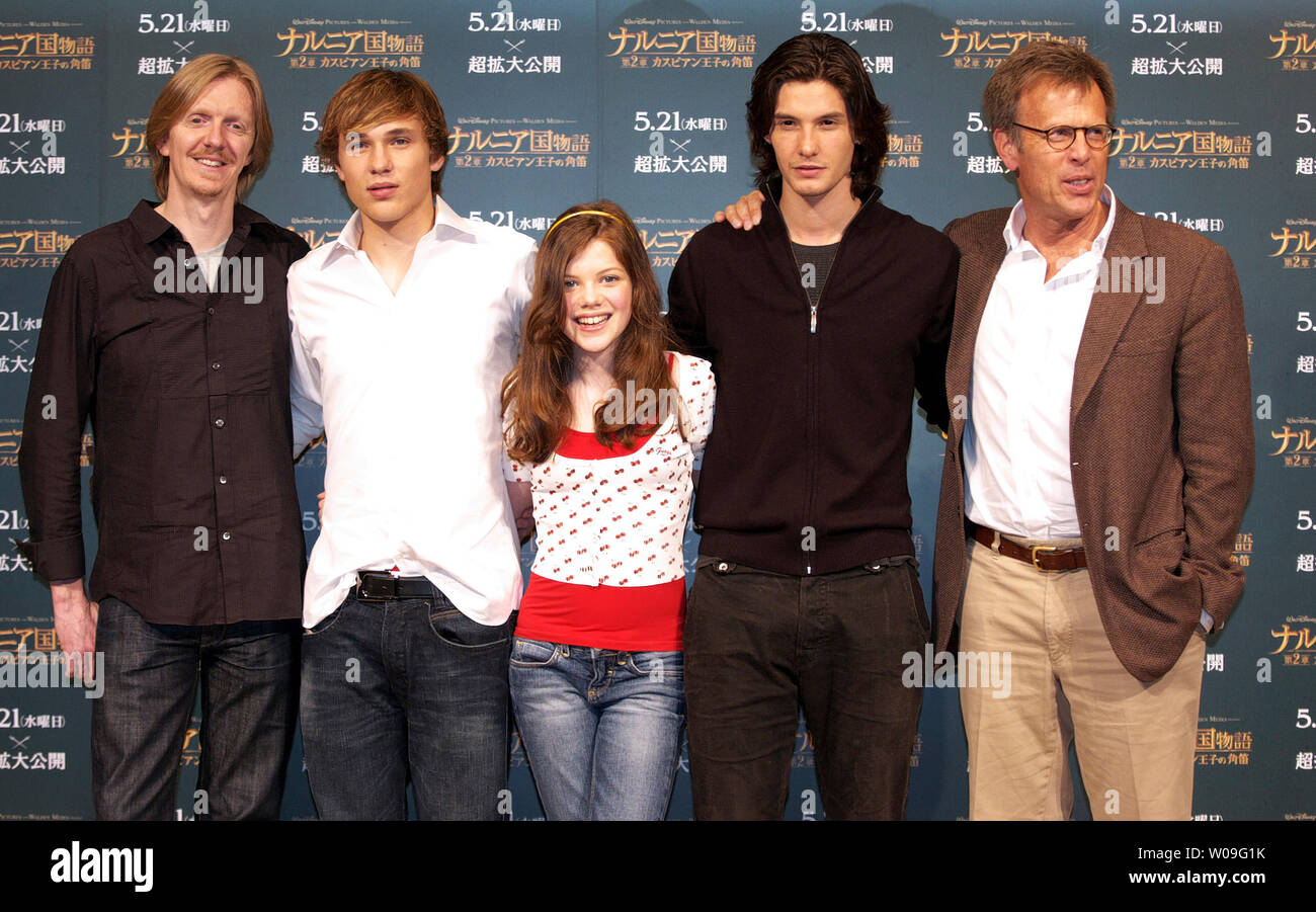 (L-R) Regisseur Andrew Adamson, Schauspieler William Moseley, Georgie Henley, Ben Barnes und Produzent Mark Johnson posieren für die Kamera nach der Pressekonferenz zum Film "Die Chroniken von Narnia: Prinz Kaspian von Narnia" in Tokio, Japan, am 19. Mai 2008. (UPI Foto/Keizo Mori) Stockfoto