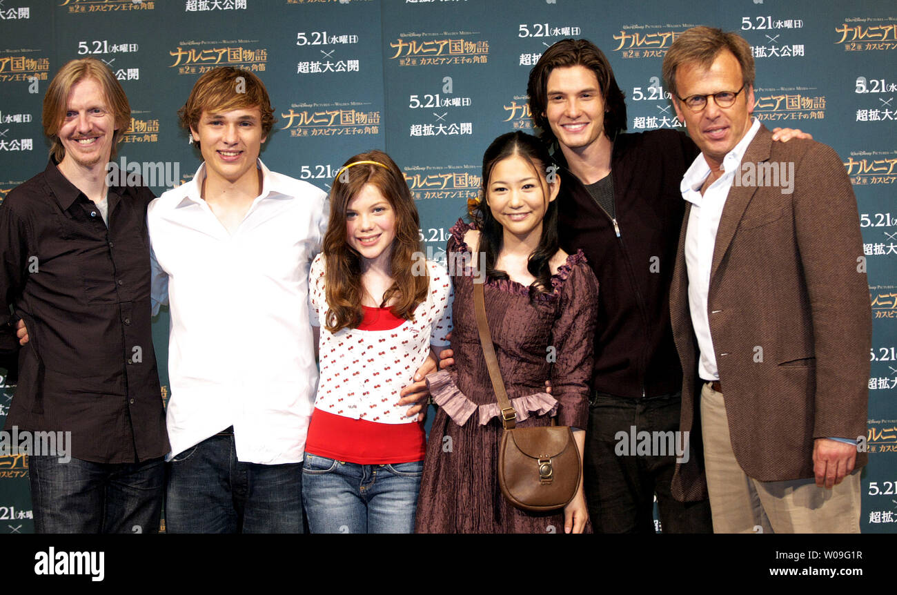 (L-R) Regisseur Andrew Adamson, Schauspieler William Moseley, Georgie Henley, Japanischen talent Mari Sekine, Ben Barnes, und Produzent Mark Johnson pose für Kameras nach der Pressekonferenz zum Film "Die Chroniken von Narnia: Prinz Kaspian von Narnia" in Tokio, Japan, am 19. Mai 2008. (UPI Foto/Keizo Mori) Stockfoto