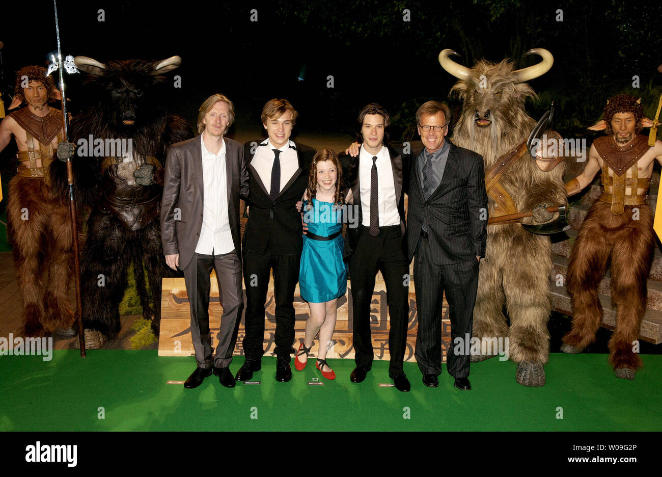 (L-R) Regisseur Andrew Adamson, Schauspieler William Moseley, Georgie Henley, Ben Barnes und Produzent Mark Johnson darstellen, während die japanische Erstaufführung des Films "Die Chroniken von Narnia: Prinz Kaspian von Narnia" in Tokio, Japan, am 20. Mai 2008. (UPI Foto/Keizo Mori) Stockfoto