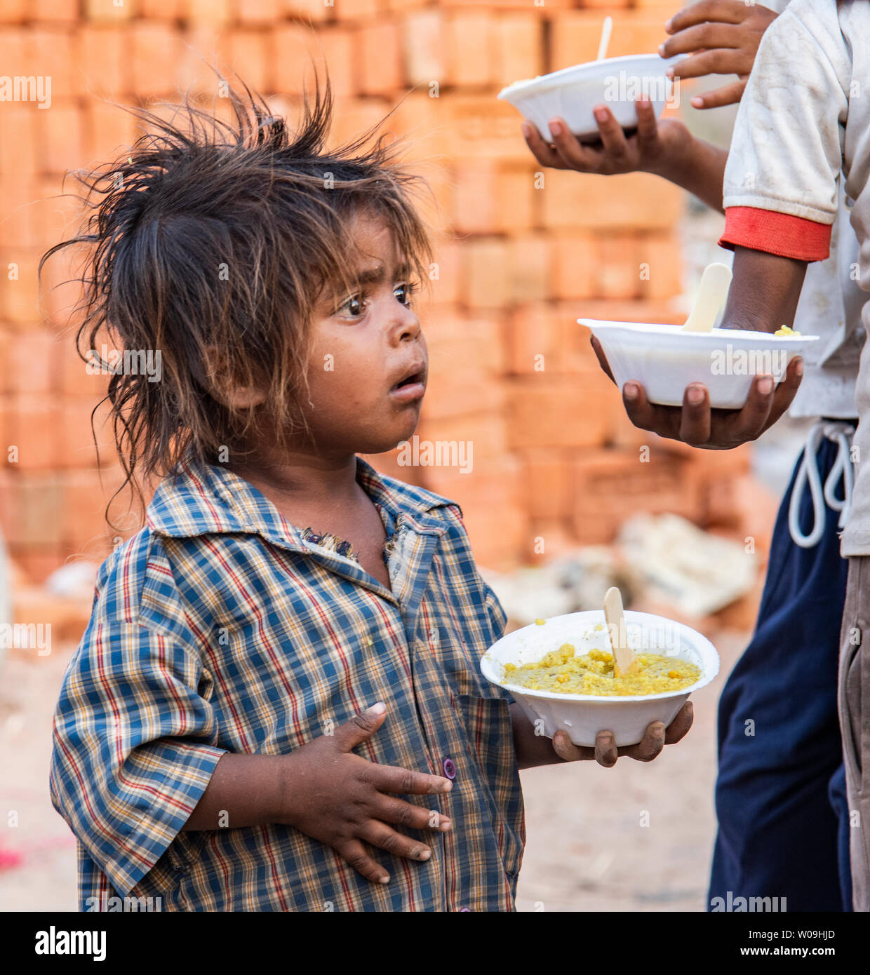 Arme Kinder an einer Verteilung von Nahrungsmitteln camp in New Delhi, Indien. Stockfoto