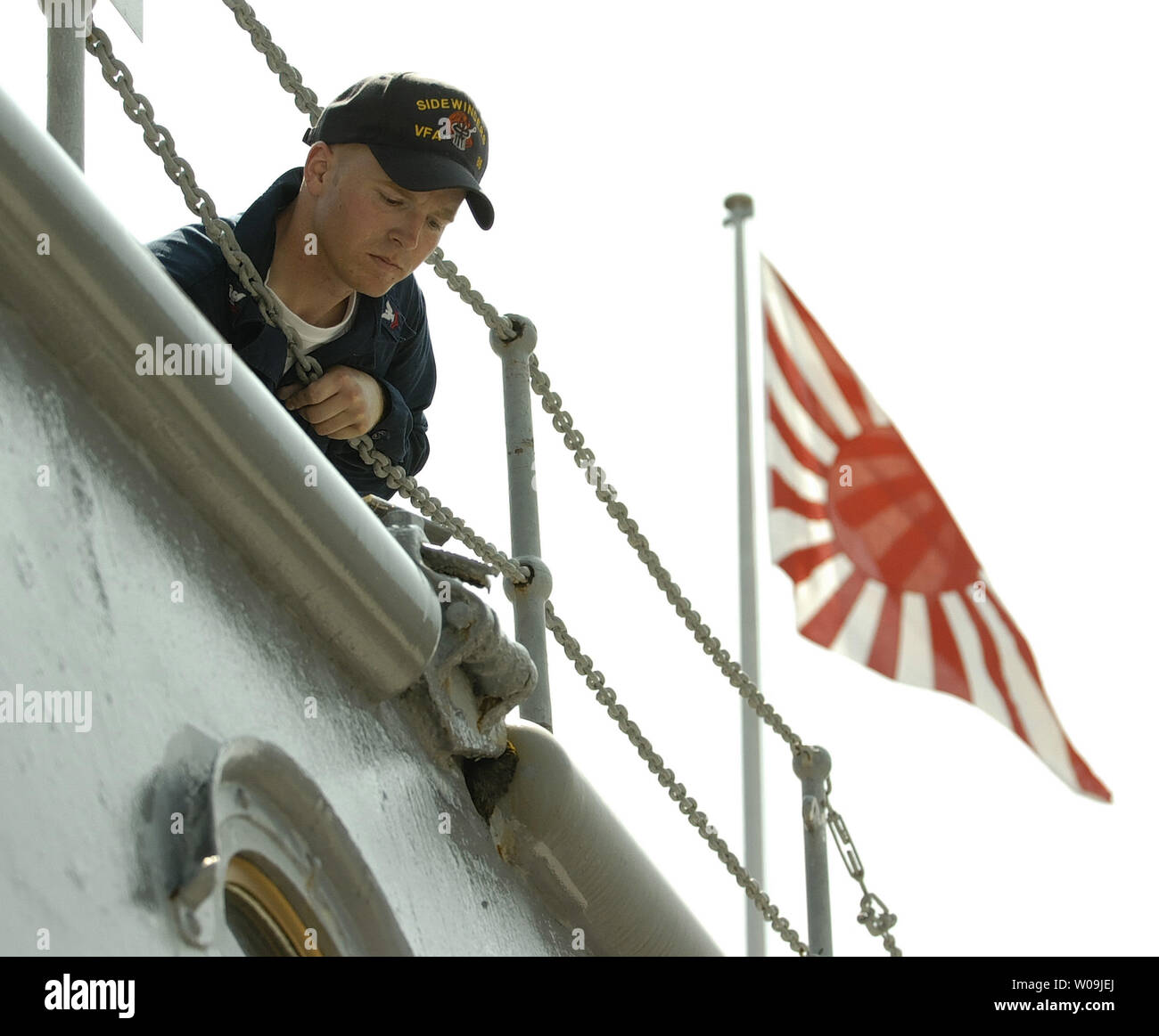 Die Crew der USS Nimitz's Farbe Japan historische Schlachtschiff Mikasa in Yokosuka, Japan am 25. August 2009. Us-Admiral Chester W. Nimitz spearheaded eine Restaurierung Bewegung der Mikasa, 1900 erbaut, nach dem Zweiten Weltkrieg japanischen Admiral Heihachiro Togo, der die Schlacht von Tsushima mit der mikasa während des Russisch-Japanischen Krieges im Jahre 1905 gewann zu ehren. UPI/Keizo Mori Stockfoto