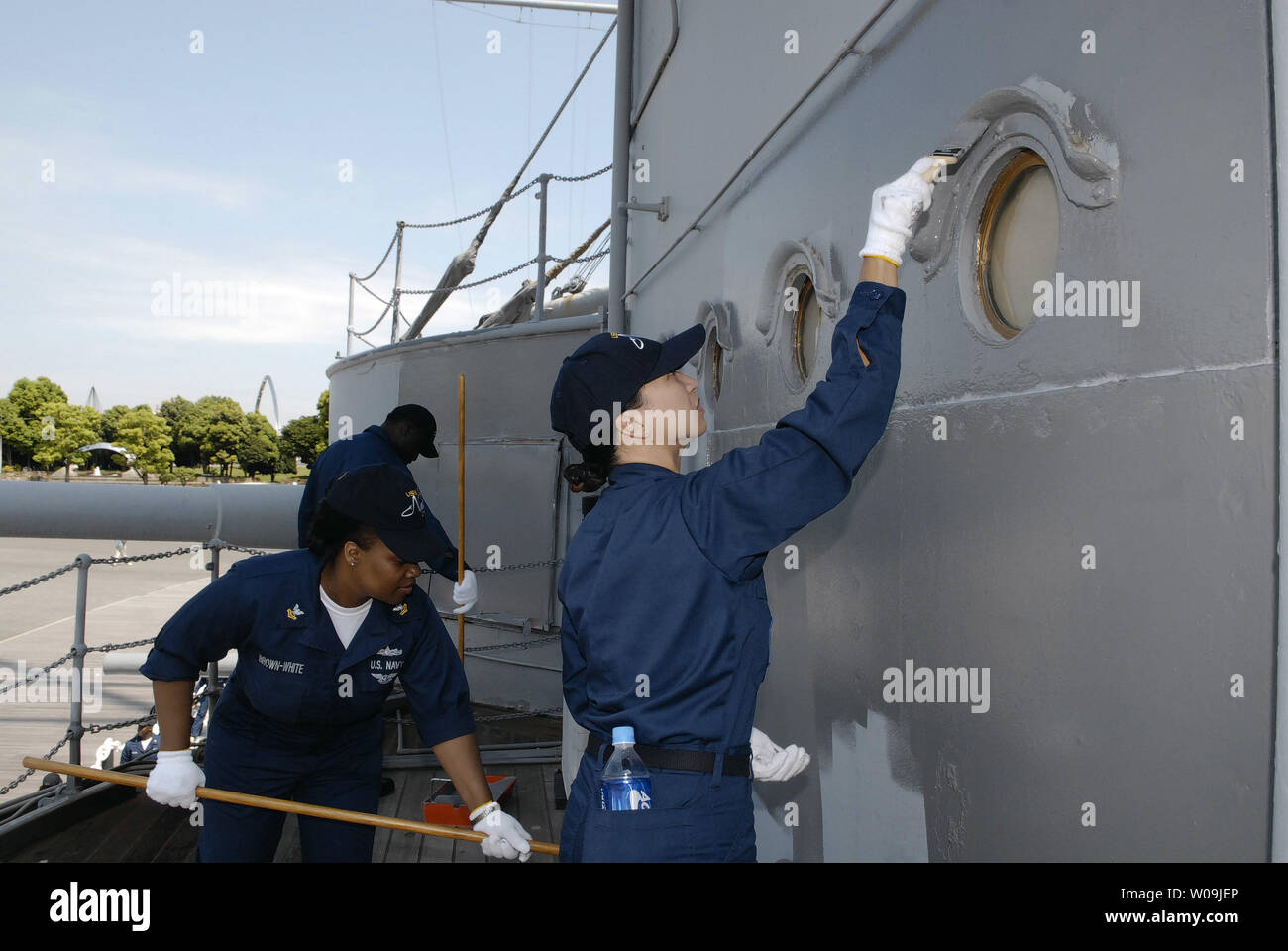 Die Crew der USS Nimitz's Farbe Japan historische Schlachtschiff Mikasa in Yokosuka, Japan am 25. August 2009. Us-Admiral Chester W. Nimitz spearheaded eine Restaurierung Bewegung der Mikasa, 1900 erbaut, nach dem Zweiten Weltkrieg japanischen Admiral Heihachiro Togo, der die Schlacht von Tsushima mit der mikasa während des Russisch-Japanischen Krieges im Jahre 1905 gewann zu ehren. UPI/Keizo Mori Stockfoto